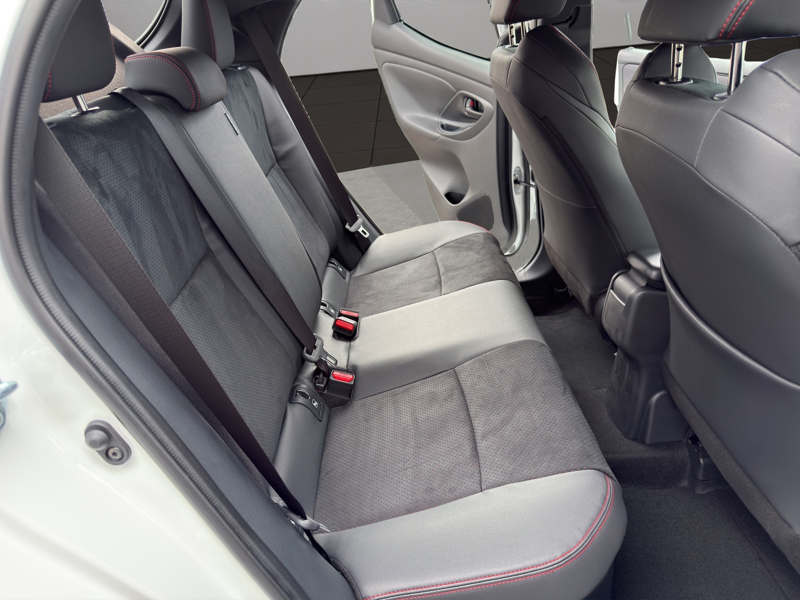 TOYOTA Yaris 1.5 GR Sport e-CVT (4 STÜCK)-image-17