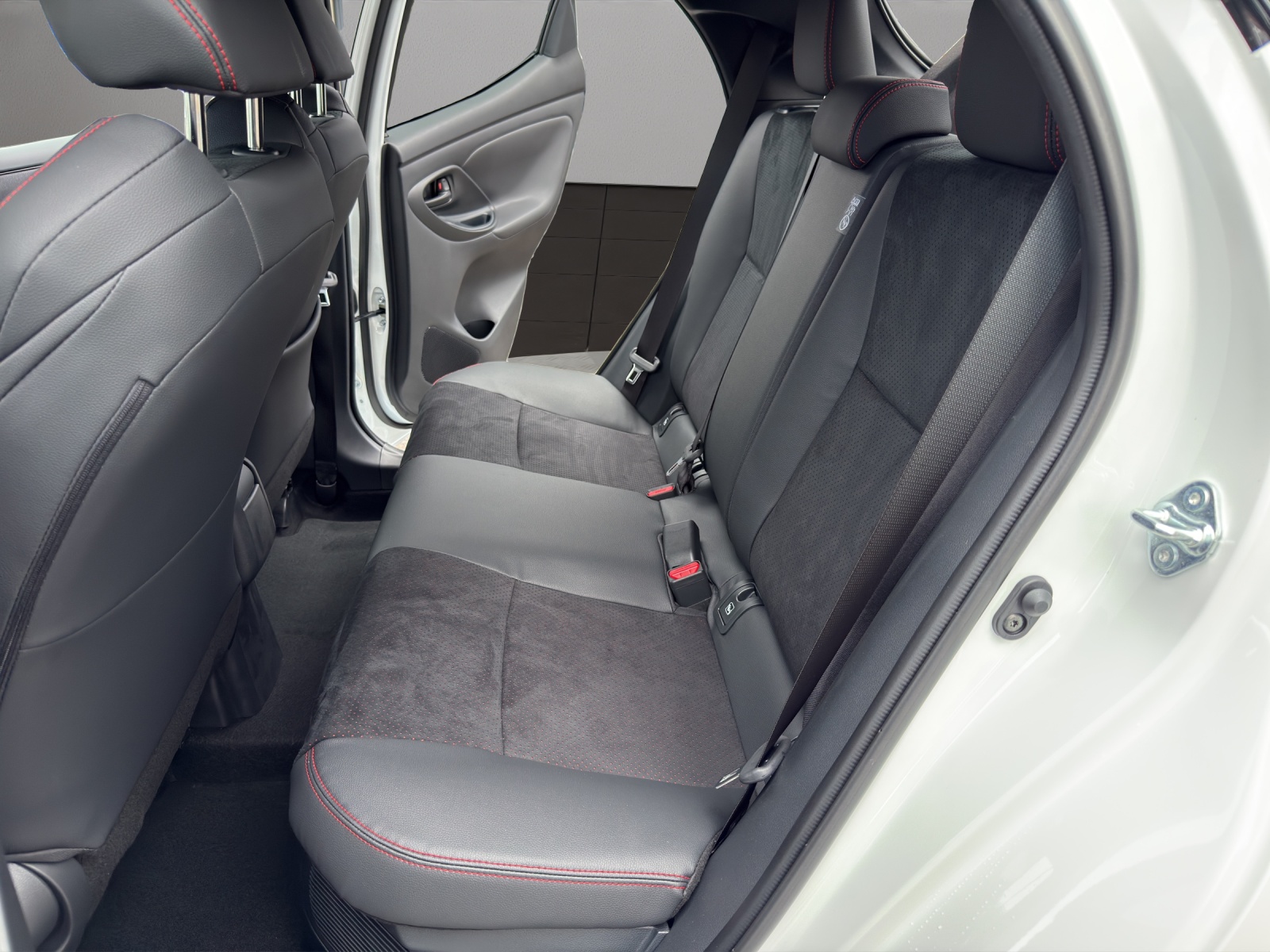 TOYOTA Yaris 1.5 GR Sport e-CVT (4 STÜCK)-image-12