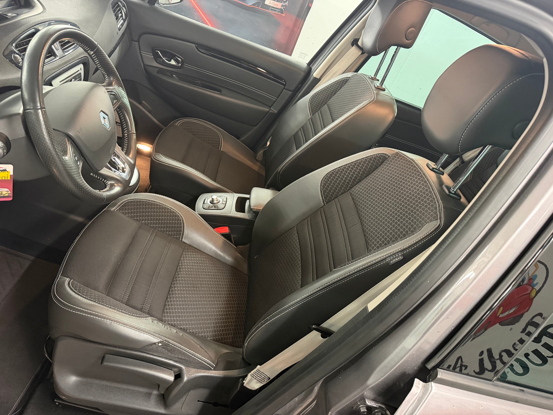 RENAULT Scénic 1.5 dCi Swiss Edition EDC-image-5
