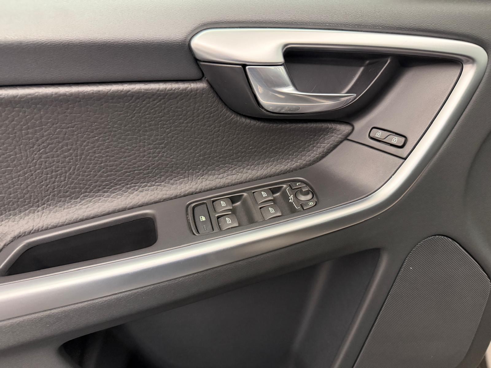 VOLVO XC60 D3 AWD Summum Geartronic-image-12