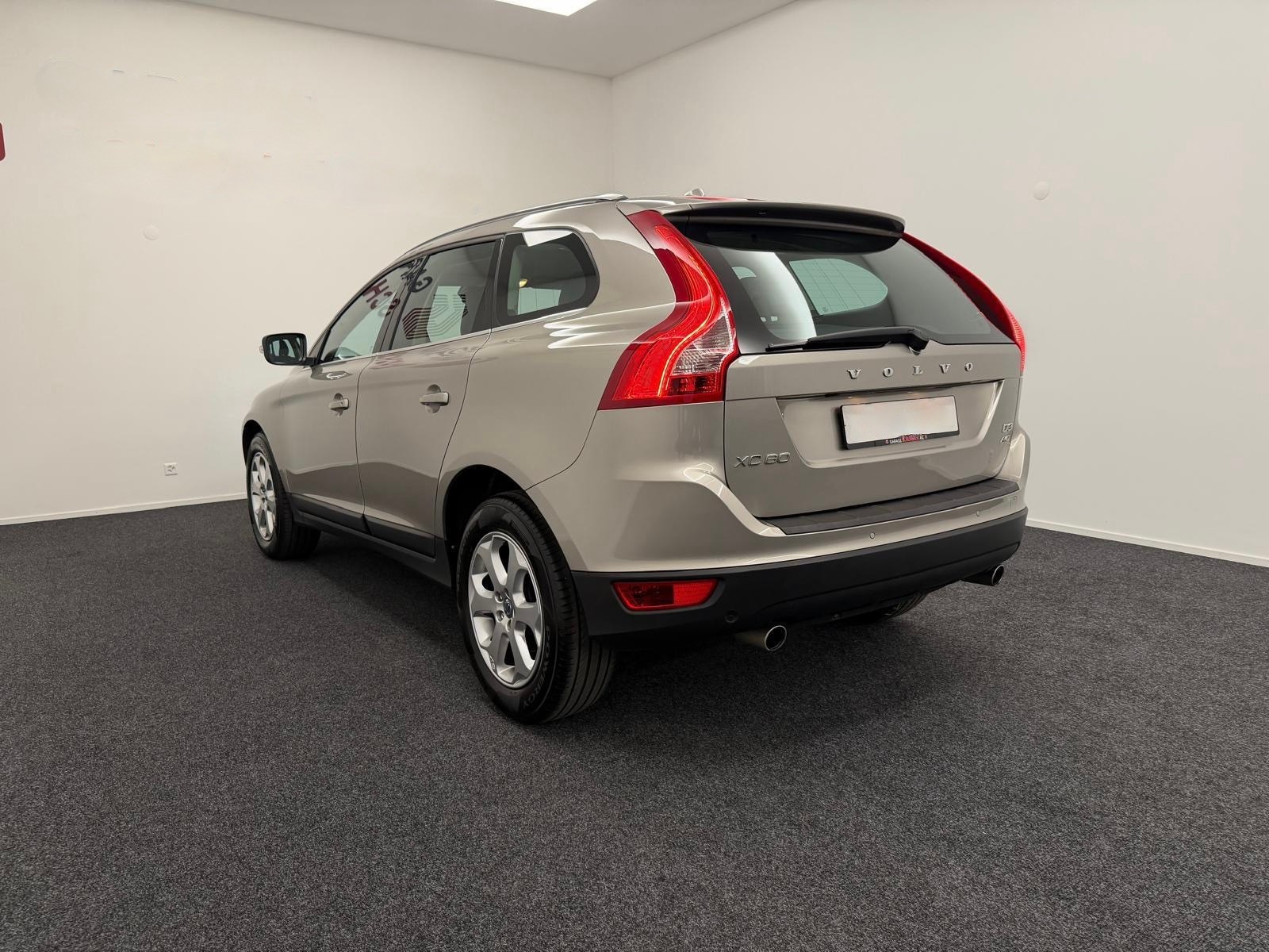 VOLVO XC60 D3 AWD Summum Geartronic-image-3