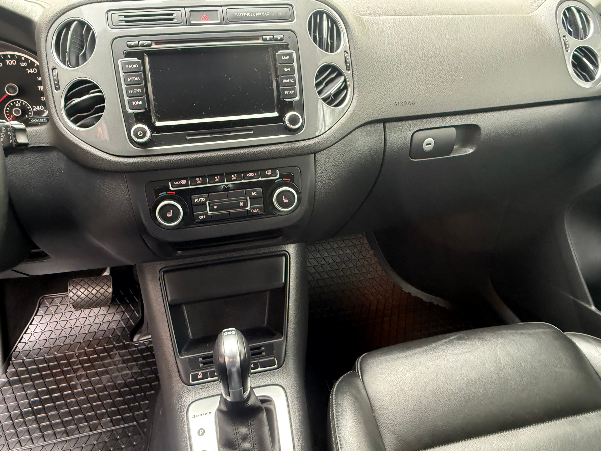 VW Tiguan 2.0 TDI BlueMotion Sport&Style 4Motion DSG-image-9