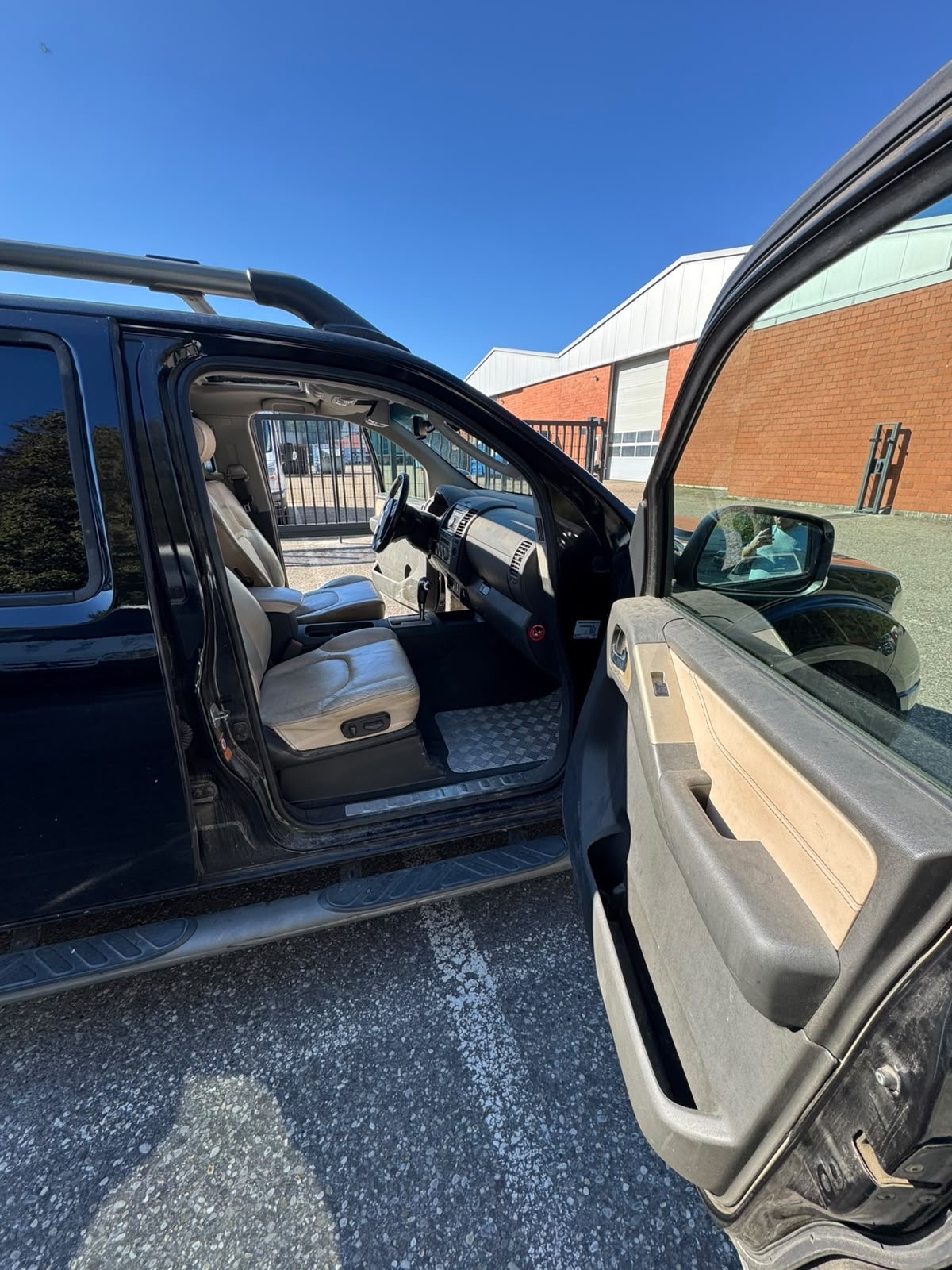 NISSAN Navara Double Cab SE 2.5 dCi A 4WD-image-3