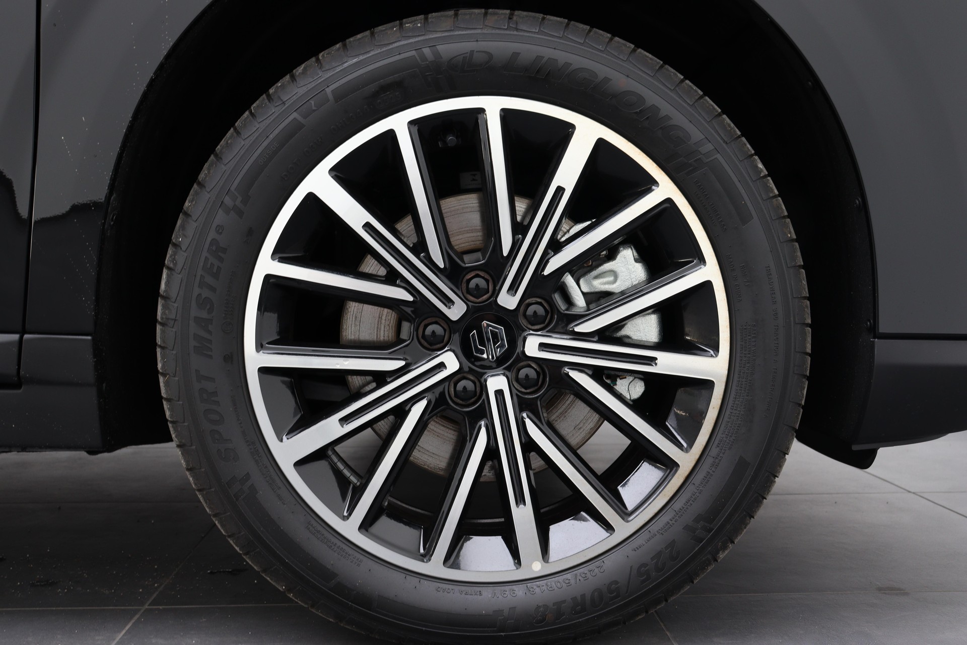 LEAPMOTOR B10 EV-image-5