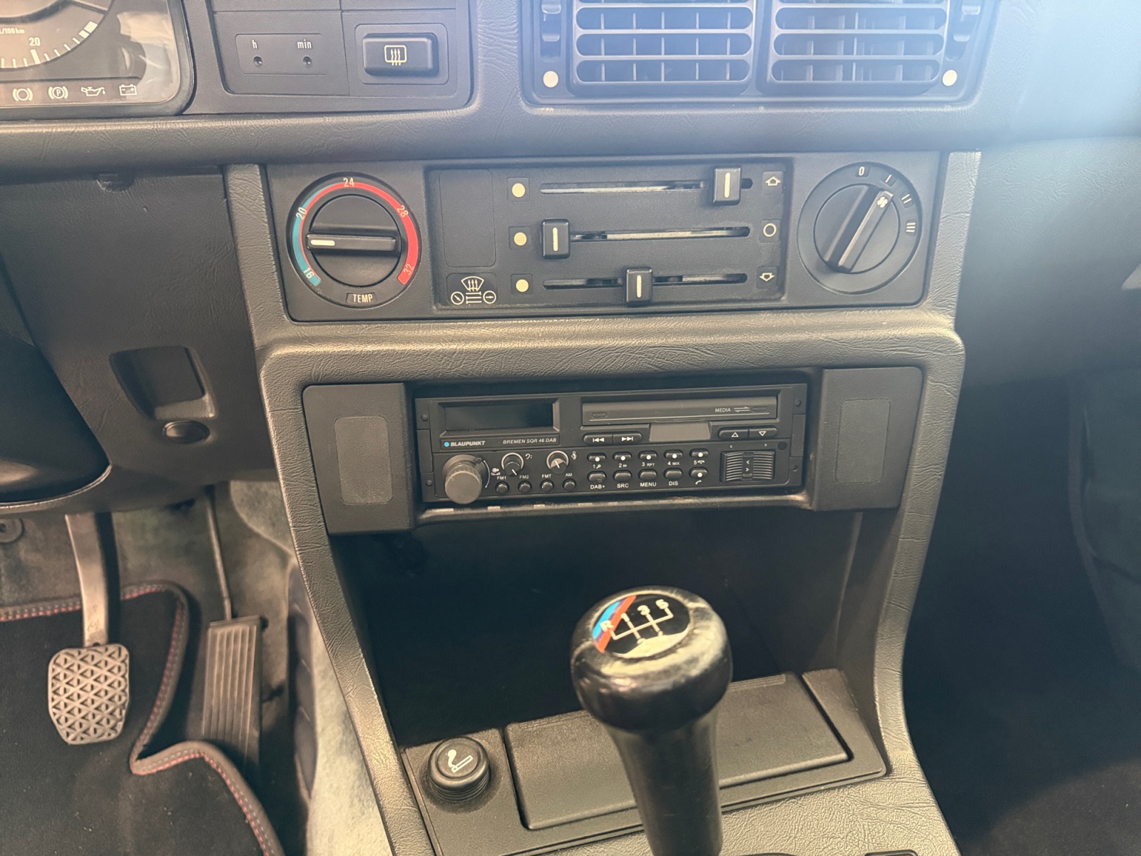 BMW 528i-image-17