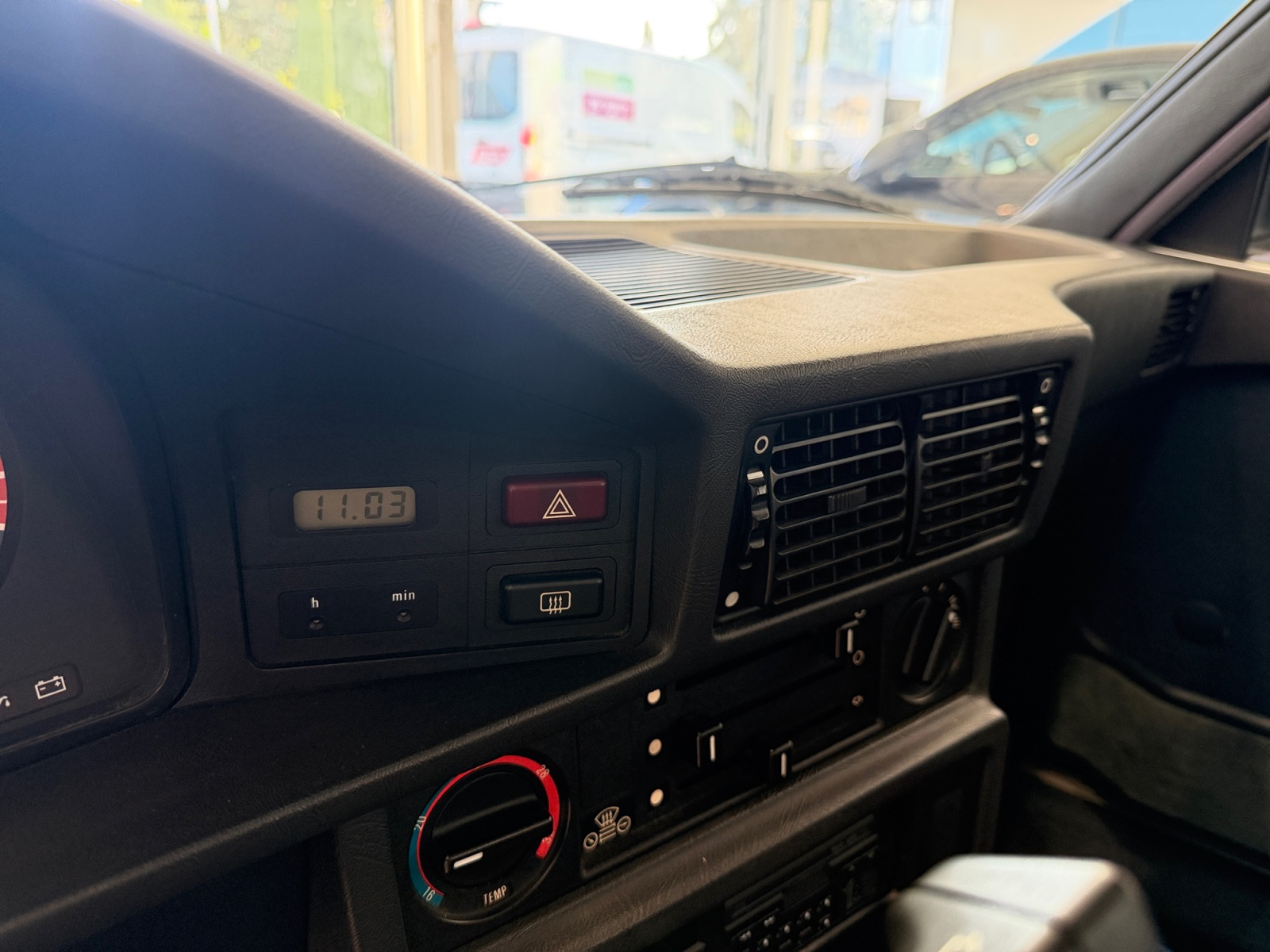 BMW 528i-image-14