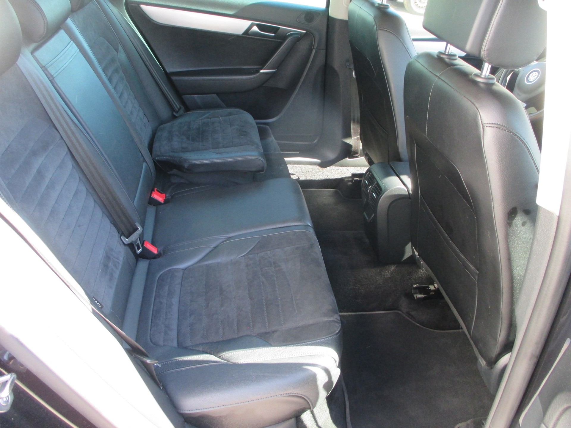 VW Passat Variant 2.0 TDI BMT Highline 4MDSG-image-12