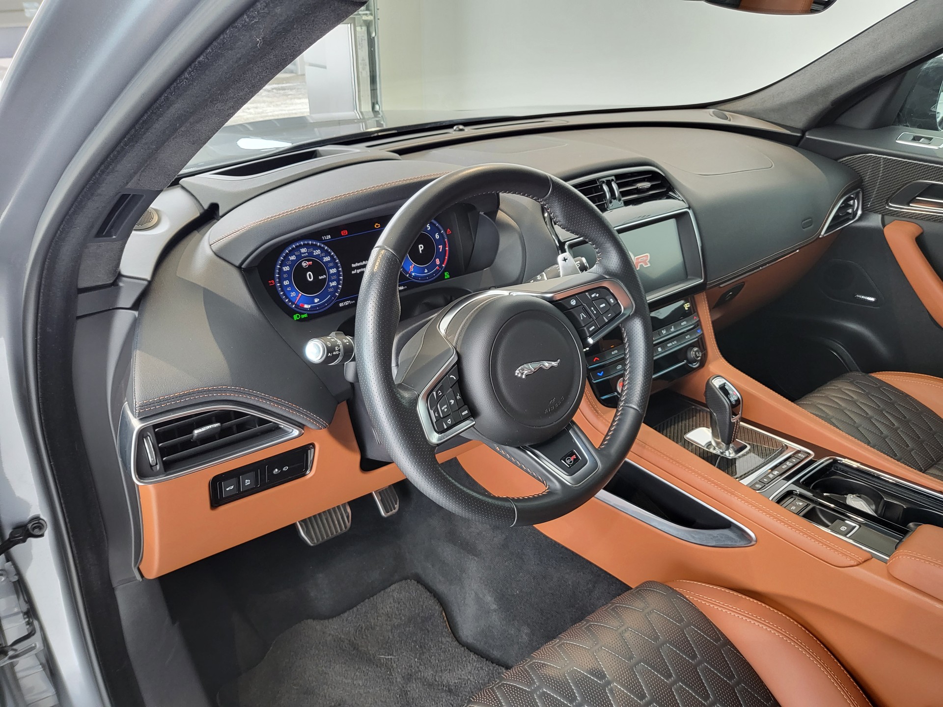 JAGUAR F-Pace 5.0 V8 SVR AWD Automatik-image-3