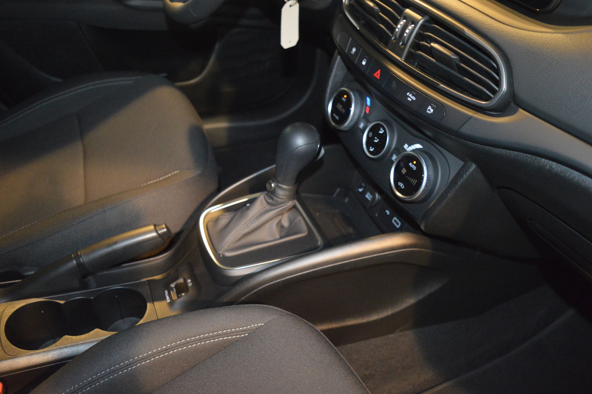 FIAT Tipo 1.5 Hybrid Station Wagon Swiss Edition-image-22