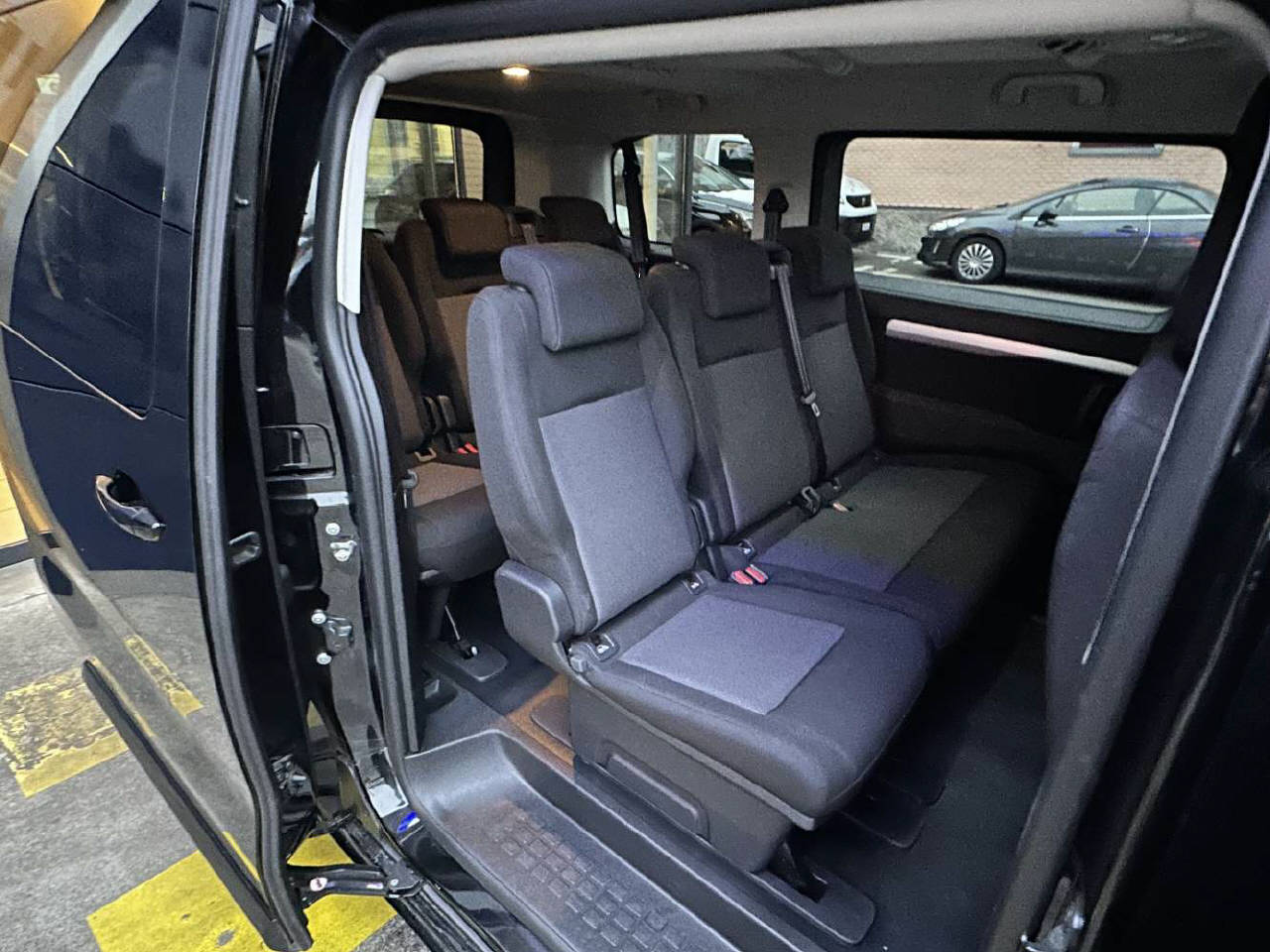 PEUGEOT Traveller 2.0 BlueHDi 180 Business S/S-image-14