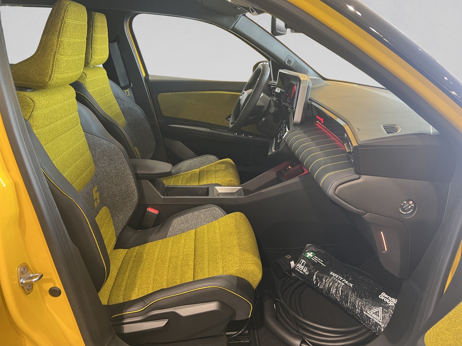 RENAULT R5 E-Tech Comfort Range 52 kWh Iconic Five-image-8