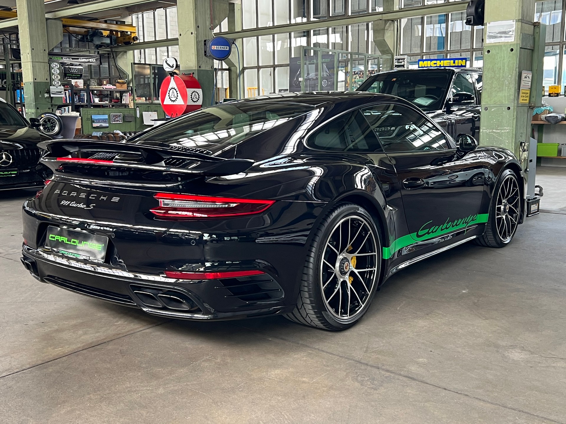 PORSCHE 911 Turbo S PDK / original Aerokit Turbo-showroom-element-1