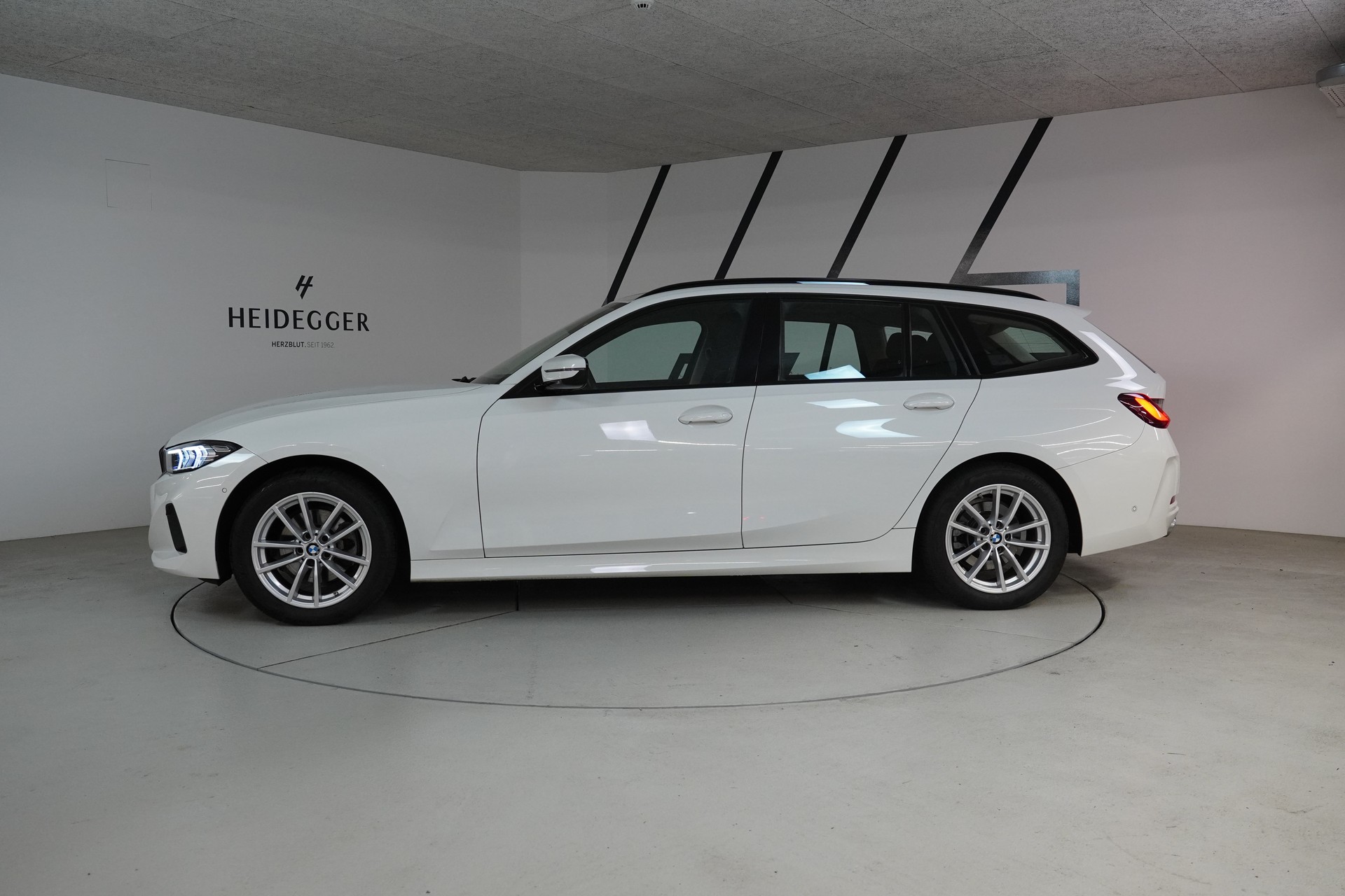 BMW 320d xDrive 48V Touring Steptronic-image-2