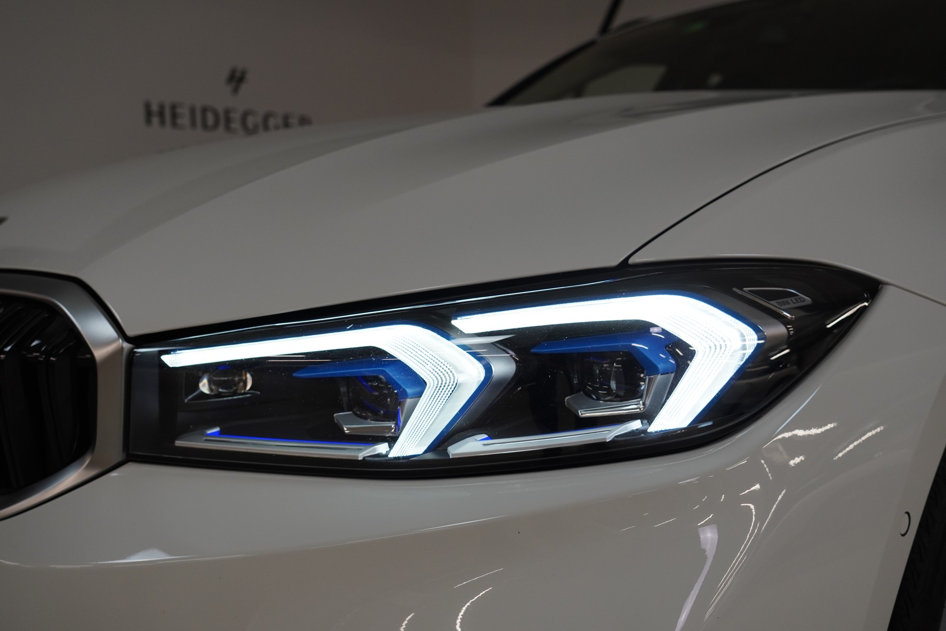BMW 320d xDrive 48V Touring Steptronic-image-8