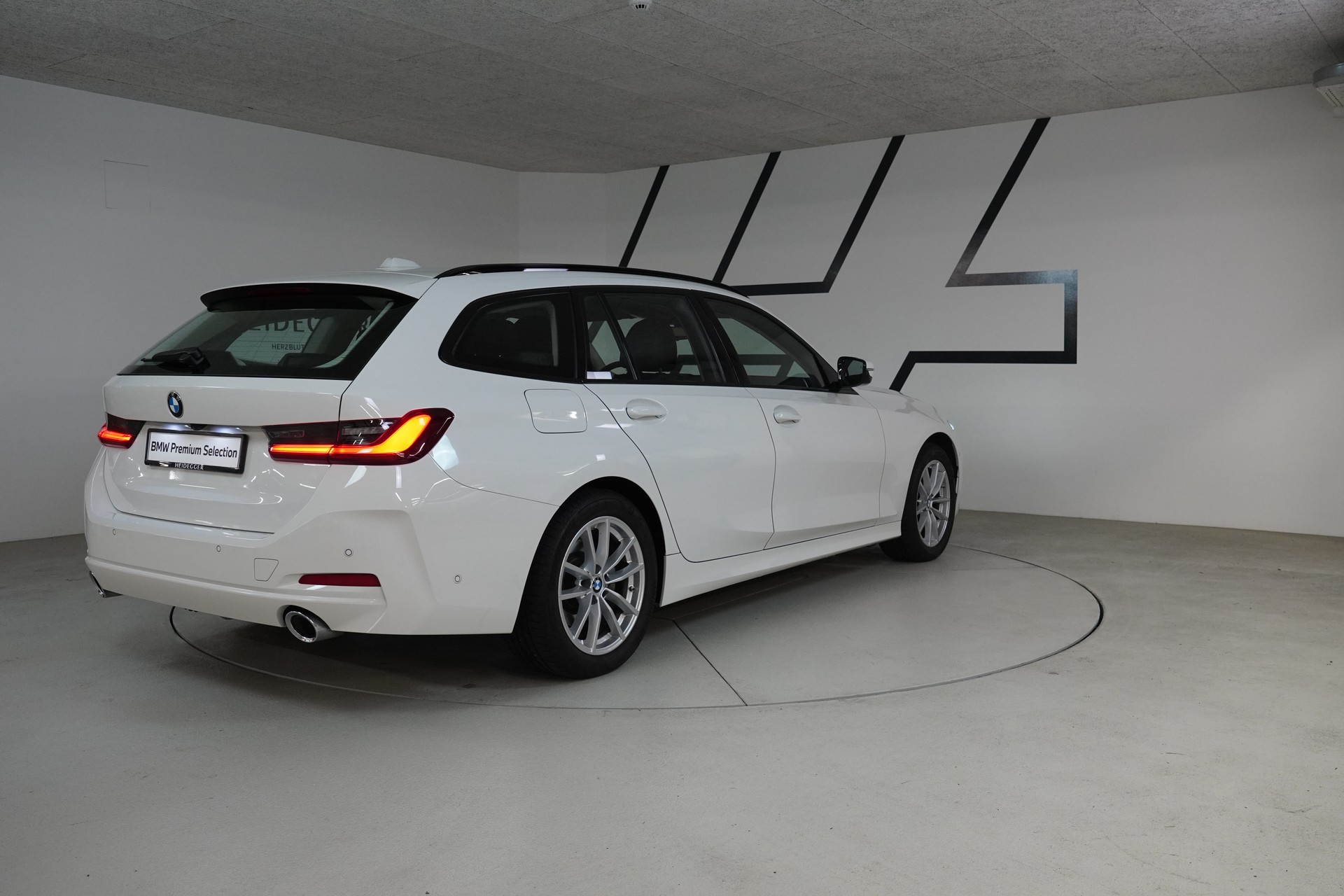 BMW 320d xDrive 48V Touring Steptronic-image-5