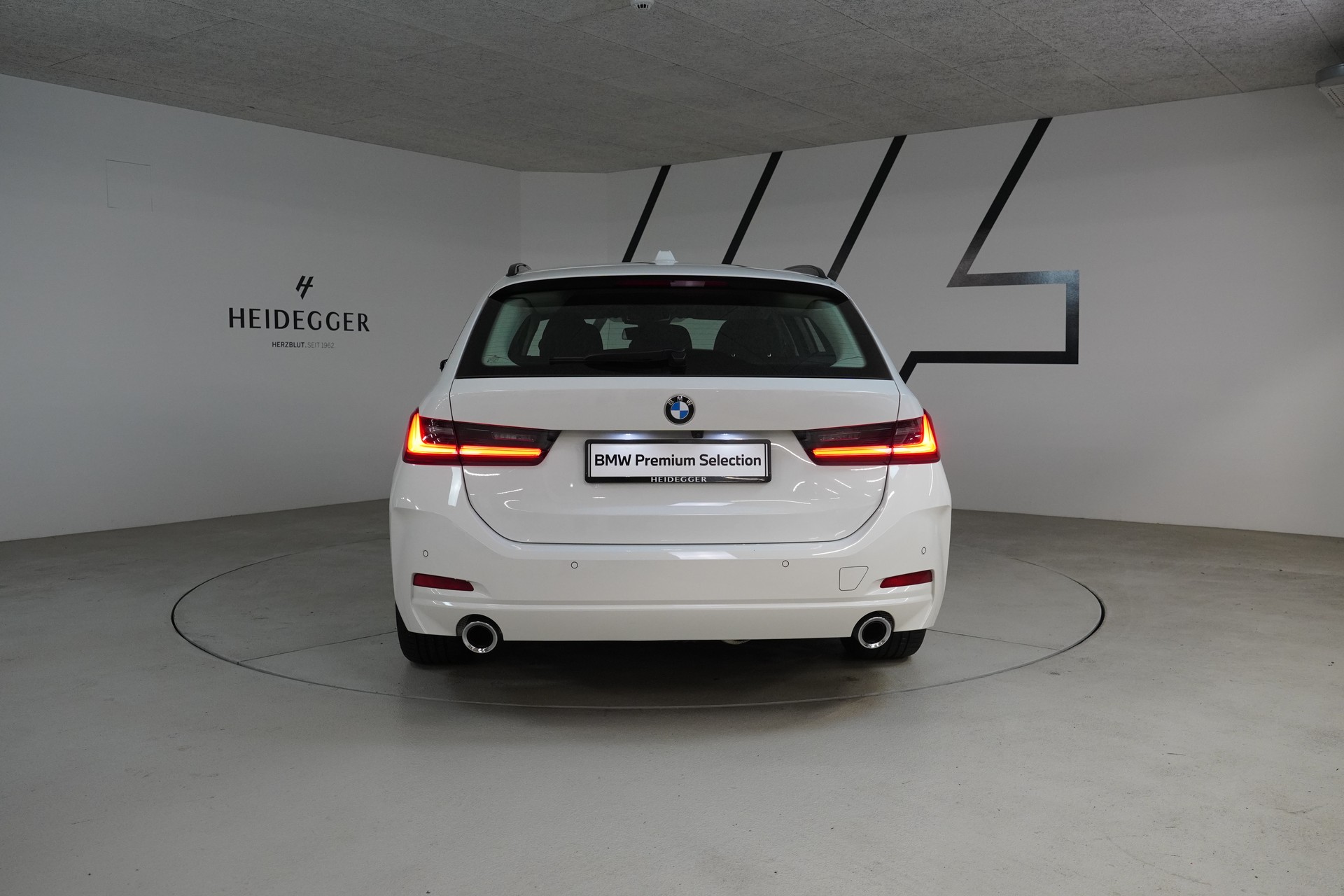 BMW 320d xDrive 48V Touring Steptronic-image-4
