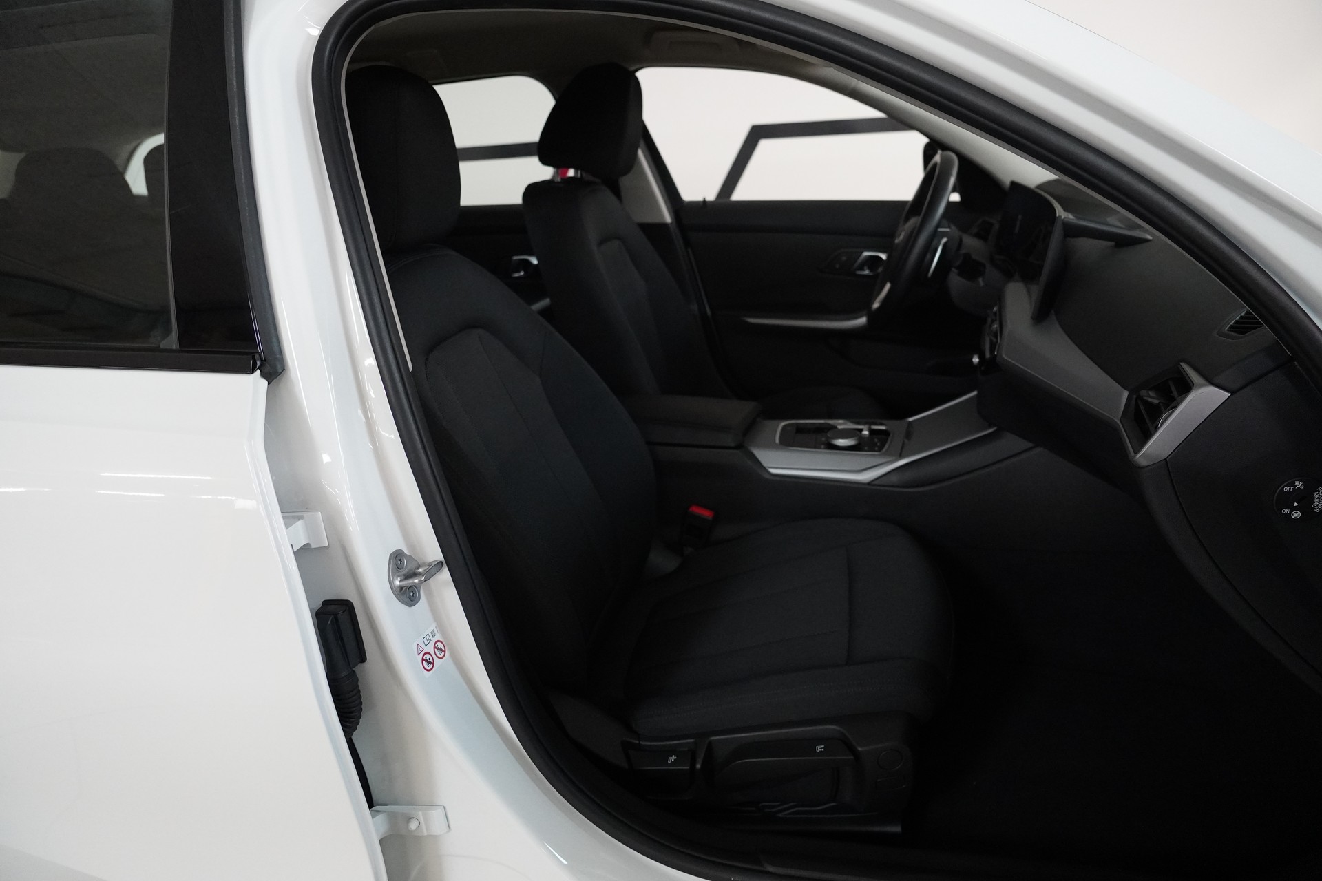 BMW 320d xDrive 48V Touring Steptronic-image-14
