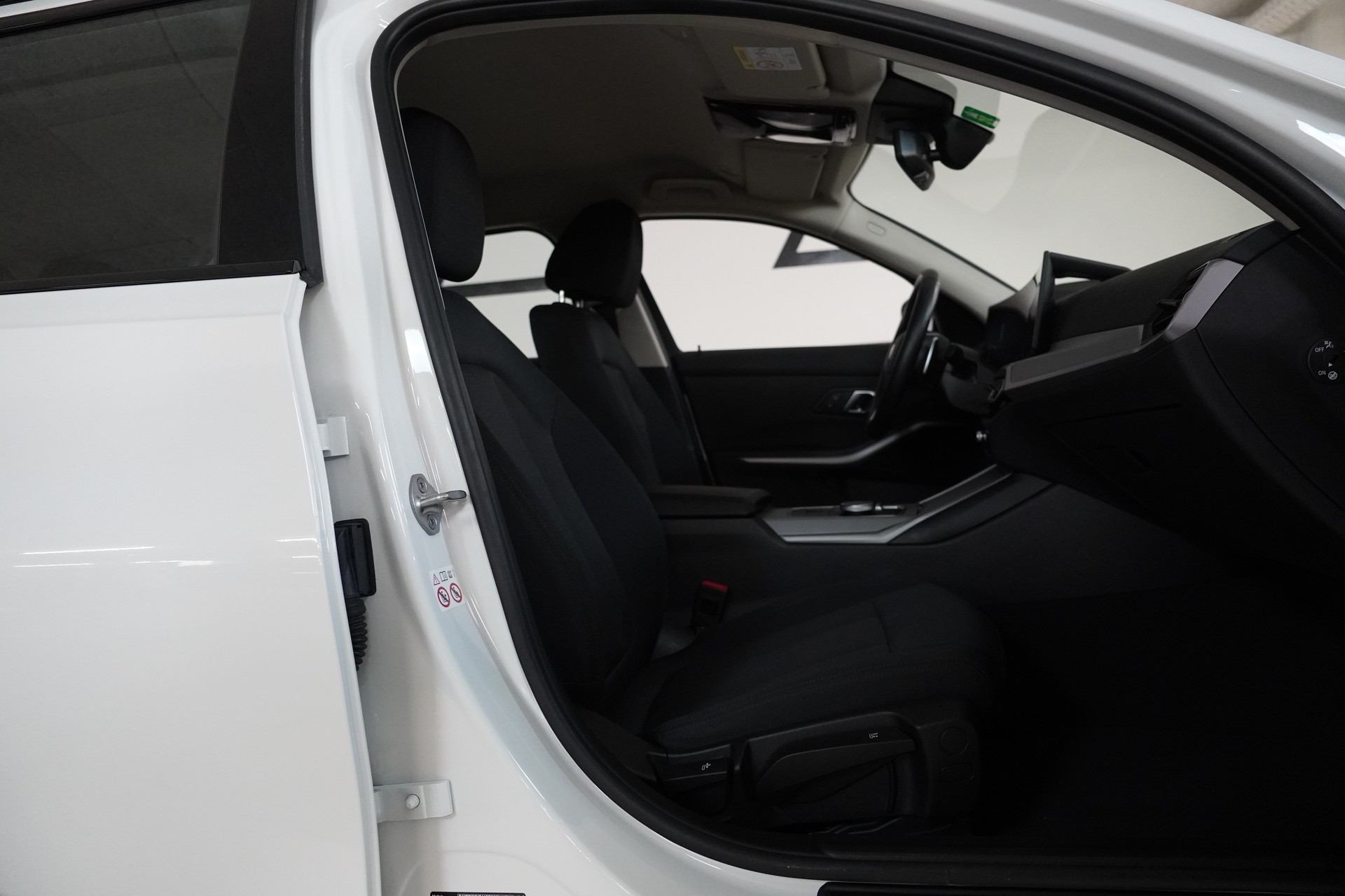 BMW 320d xDrive 48V Touring Steptronic-image-13