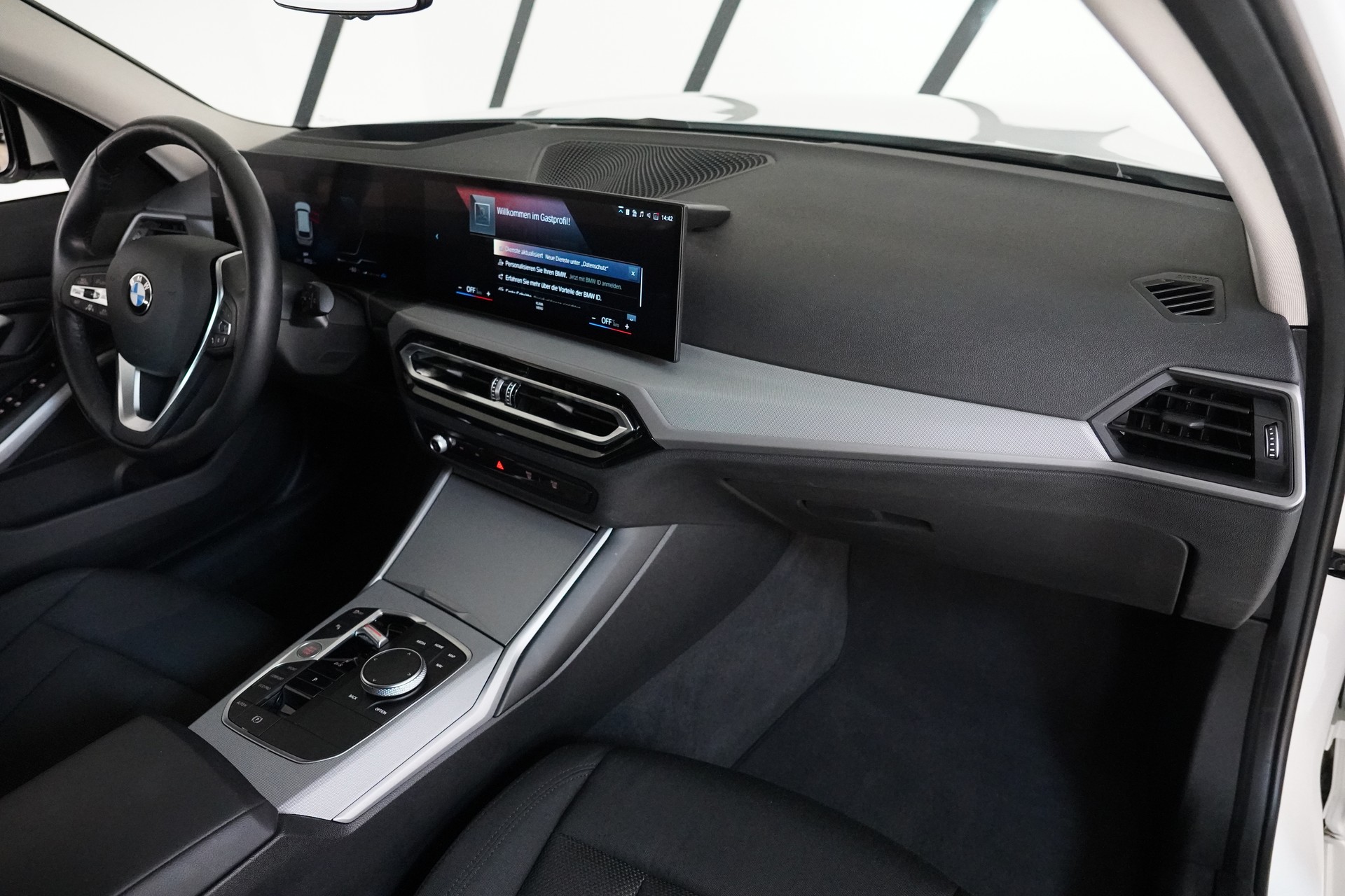 BMW 320d xDrive 48V Touring Steptronic-image-16