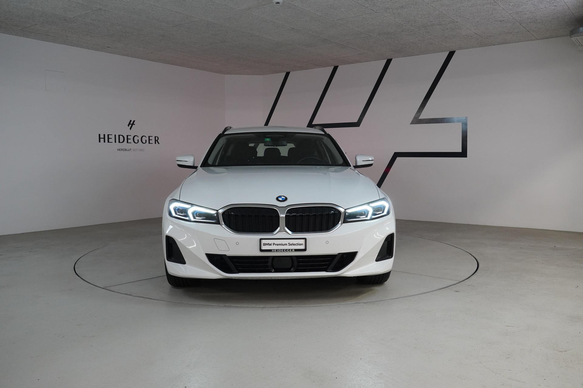BMW 320d xDrive 48V Touring Steptronic-image-1