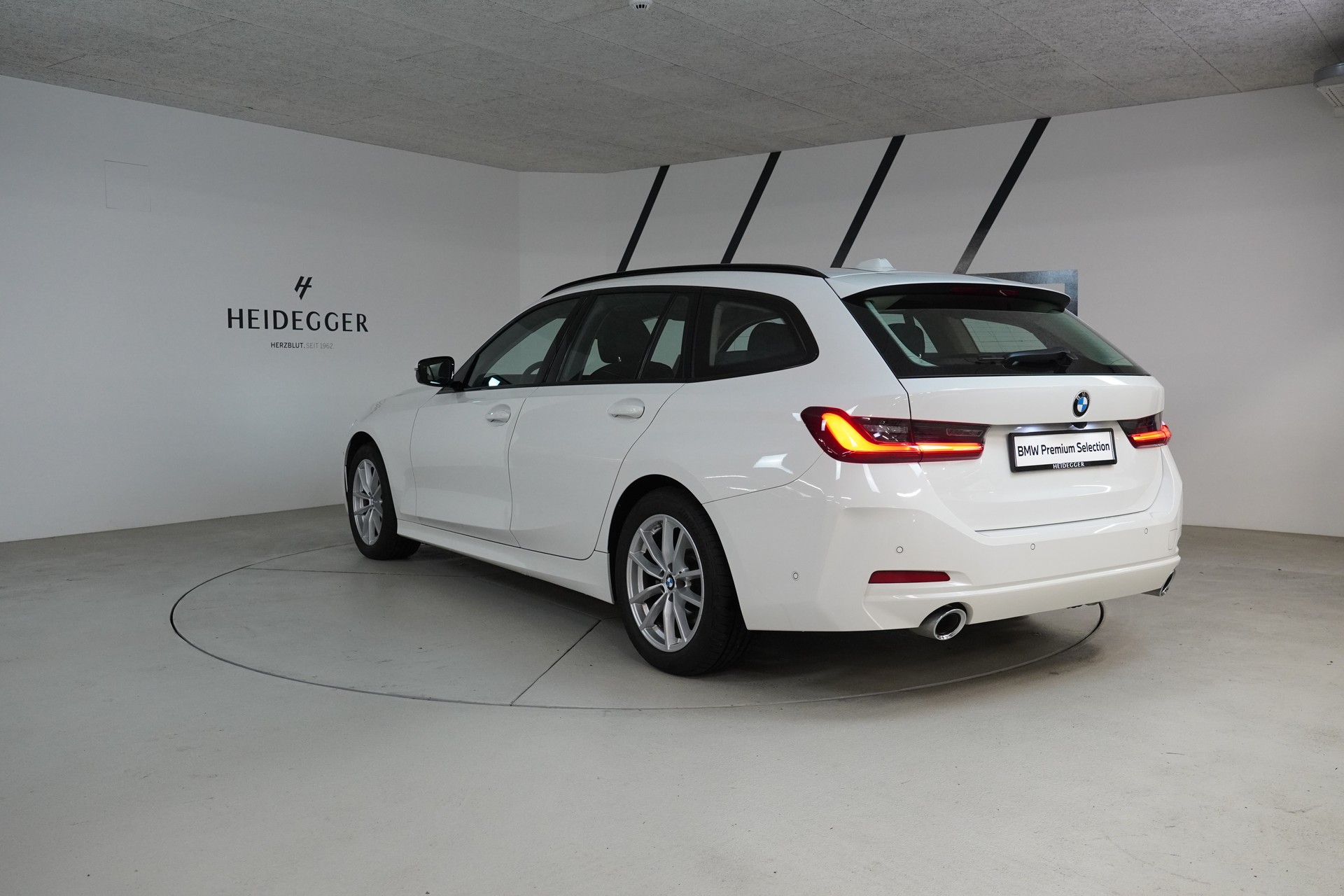 BMW 320d xDrive 48V Touring Steptronic-image-3