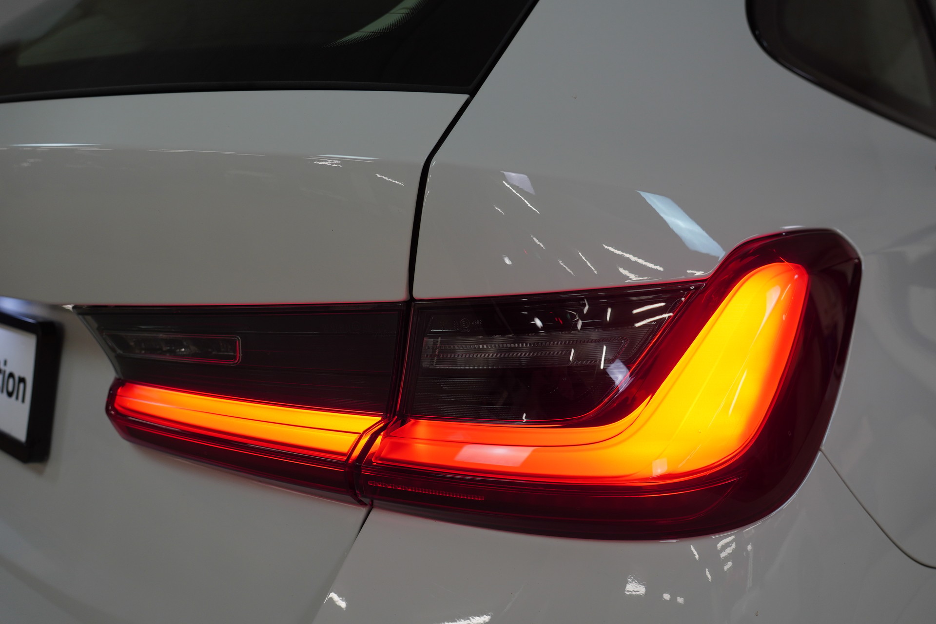 BMW 320d xDrive 48V Touring Steptronic-image-15