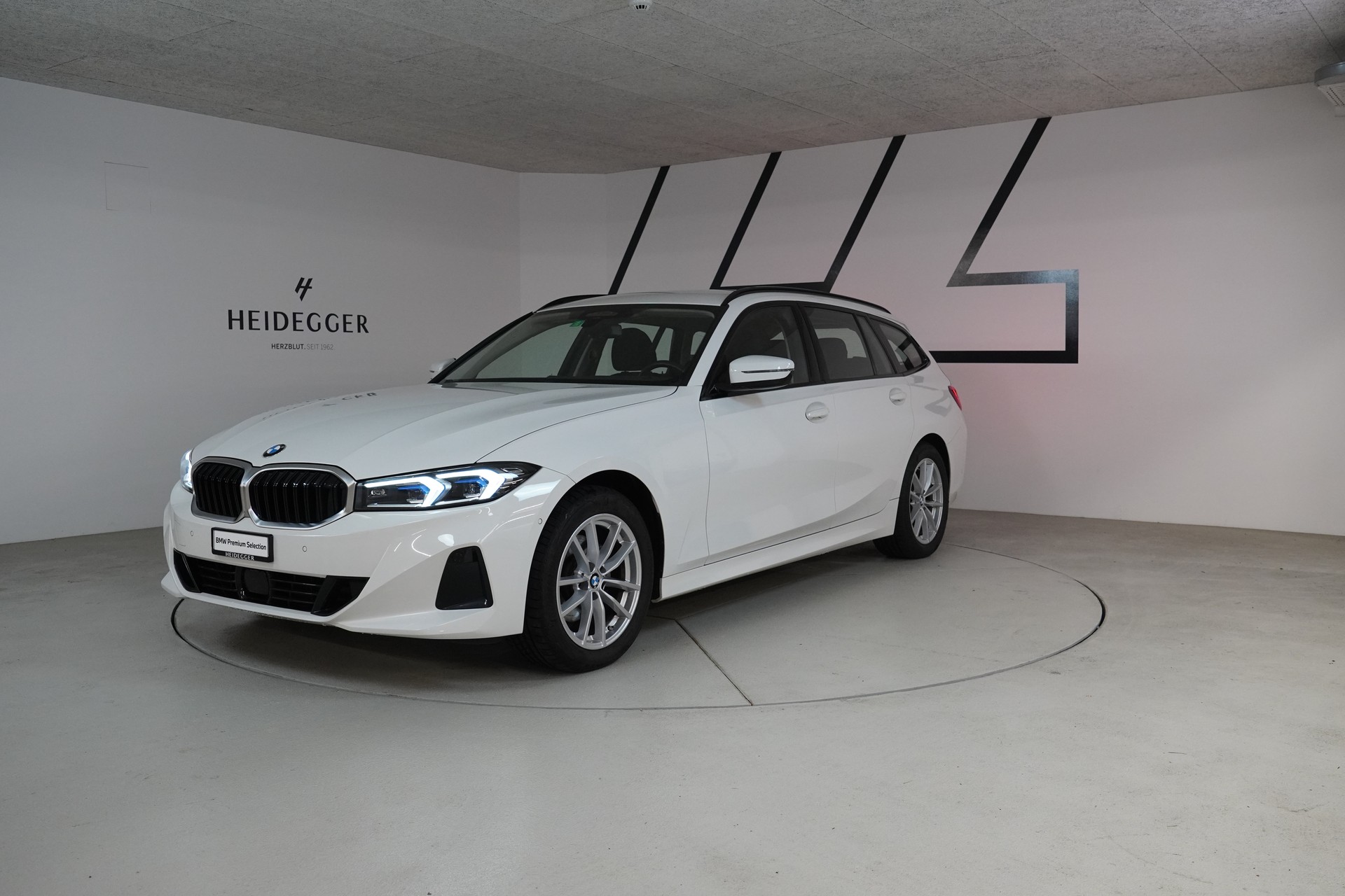 BMW 320d xDrive 48V Touring Steptronic-image-0