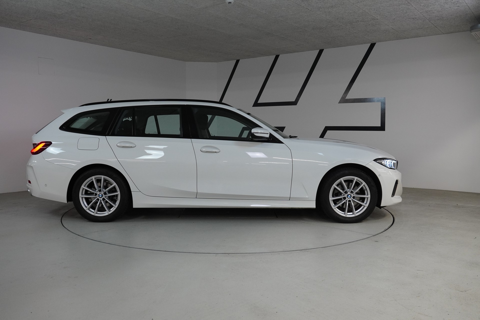 BMW 320d xDrive 48V Touring Steptronic-image-6