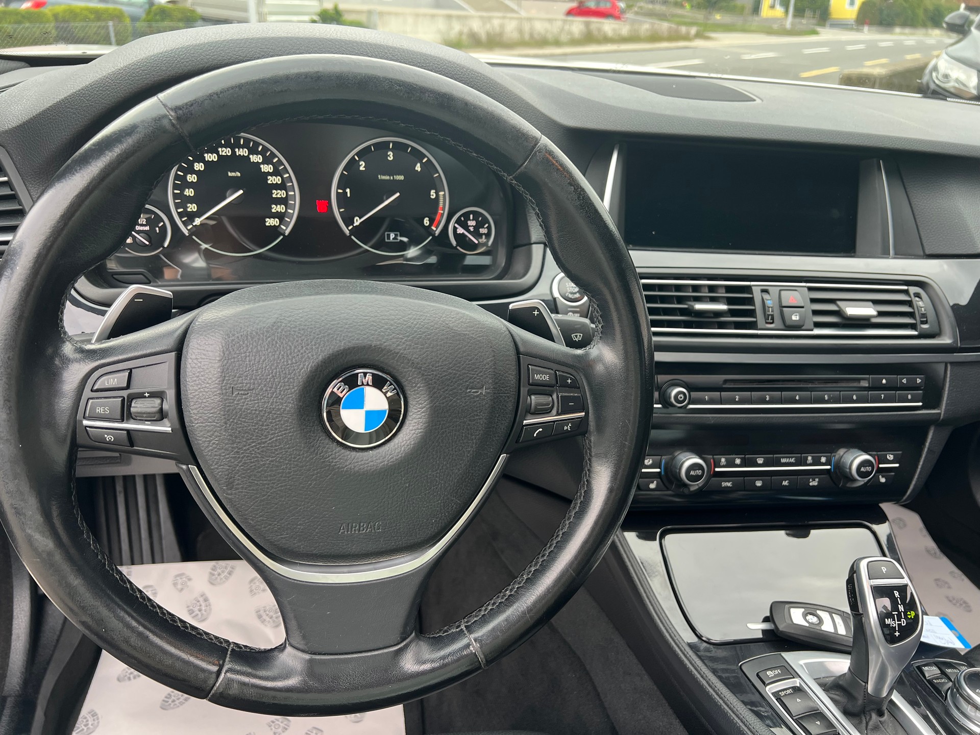 BMW 525d xDrive Luxury Line Steptronic-image-10