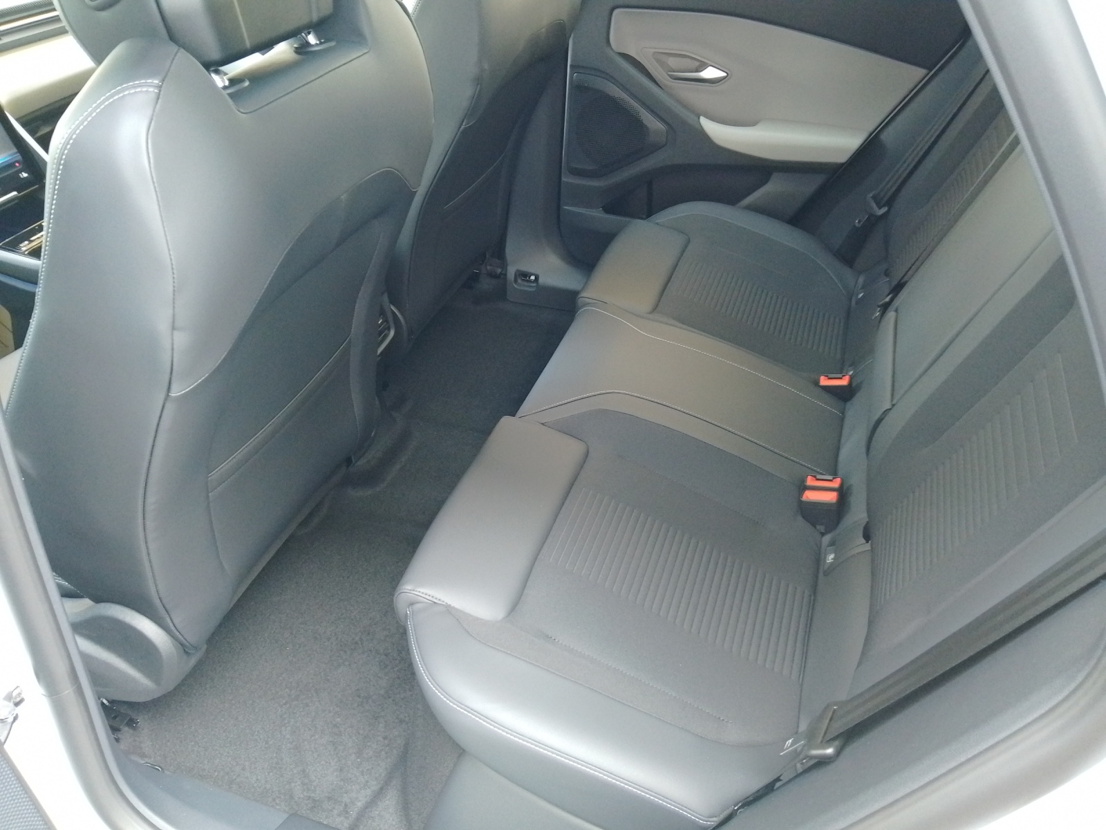 FORD Explorer Extended Range Premium AWD-image-12