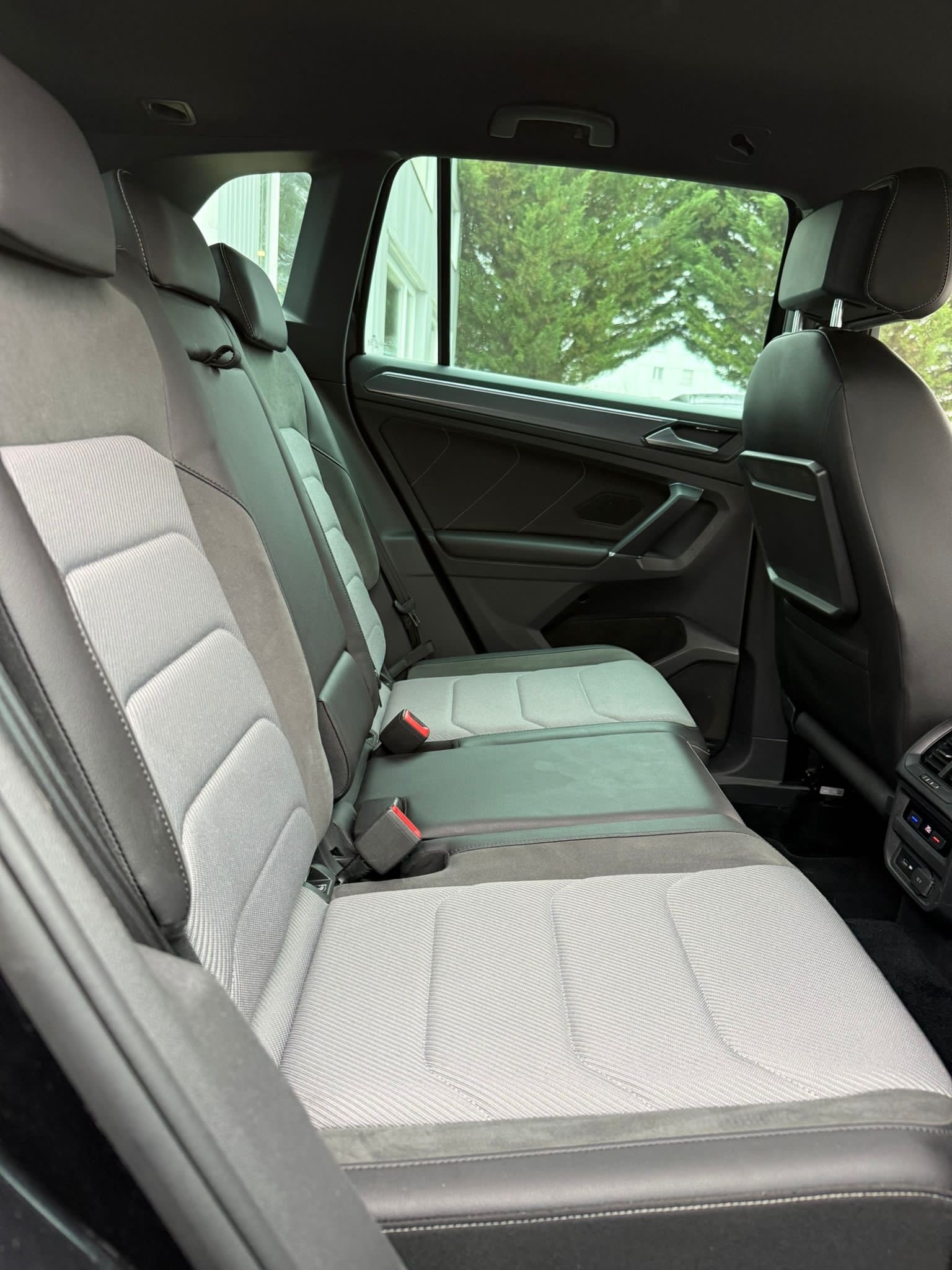 VW Tiguan 2.0 TDI R-Line Highline 4Motion DSG/ 240 PS / Anhängerkupplung-image-16