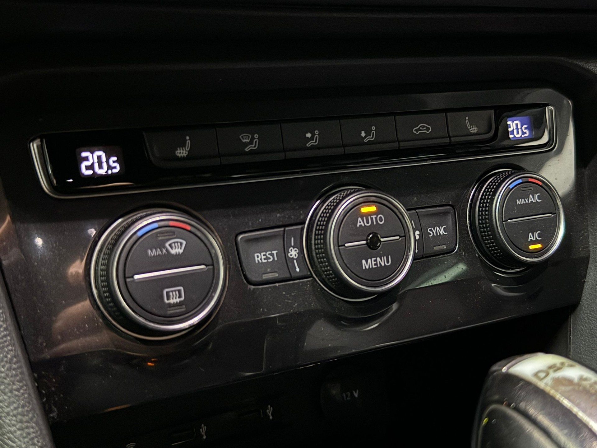 VW Tiguan 2.0 TDI R-Line Highline 4Motion DSG/ 240 PS / Anhängerkupplung-image-13