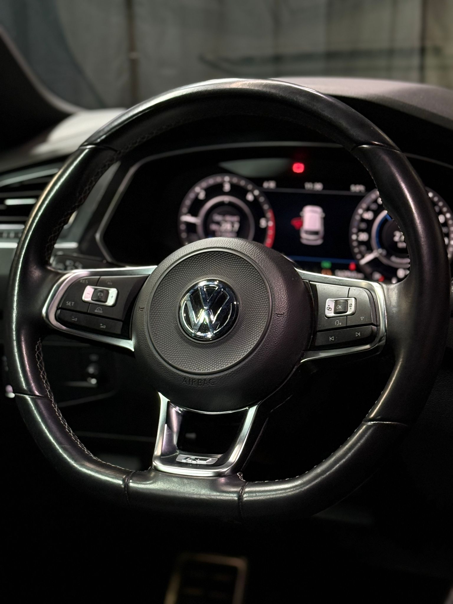 VW Tiguan 2.0 TDI R-Line Highline 4Motion DSG/ 240 PS / Anhängerkupplung-image-8