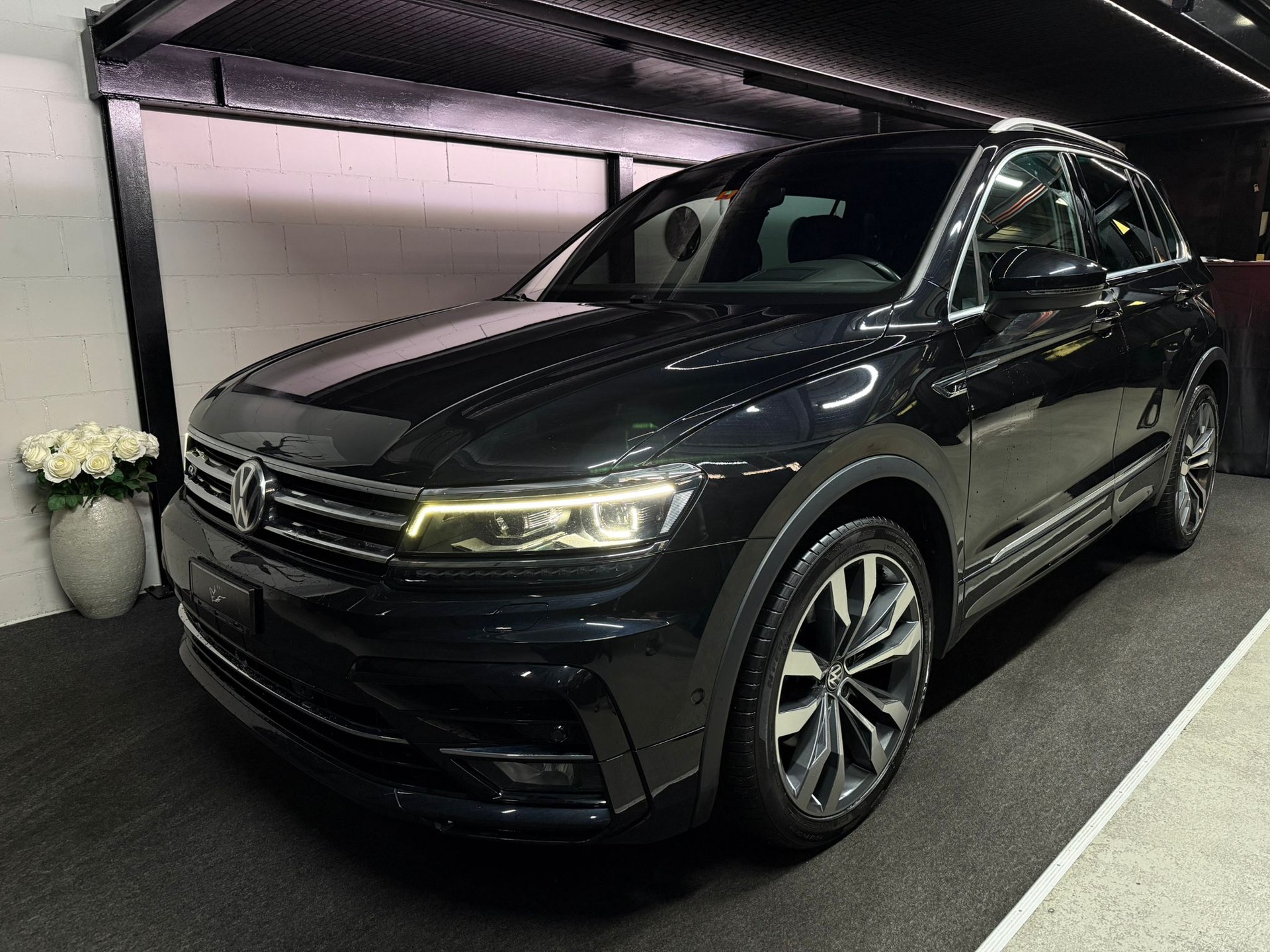 VW Tiguan 2.0 TDI R-Line Highline 4Motion DSG/ 240 PS / Anhängerkupplung