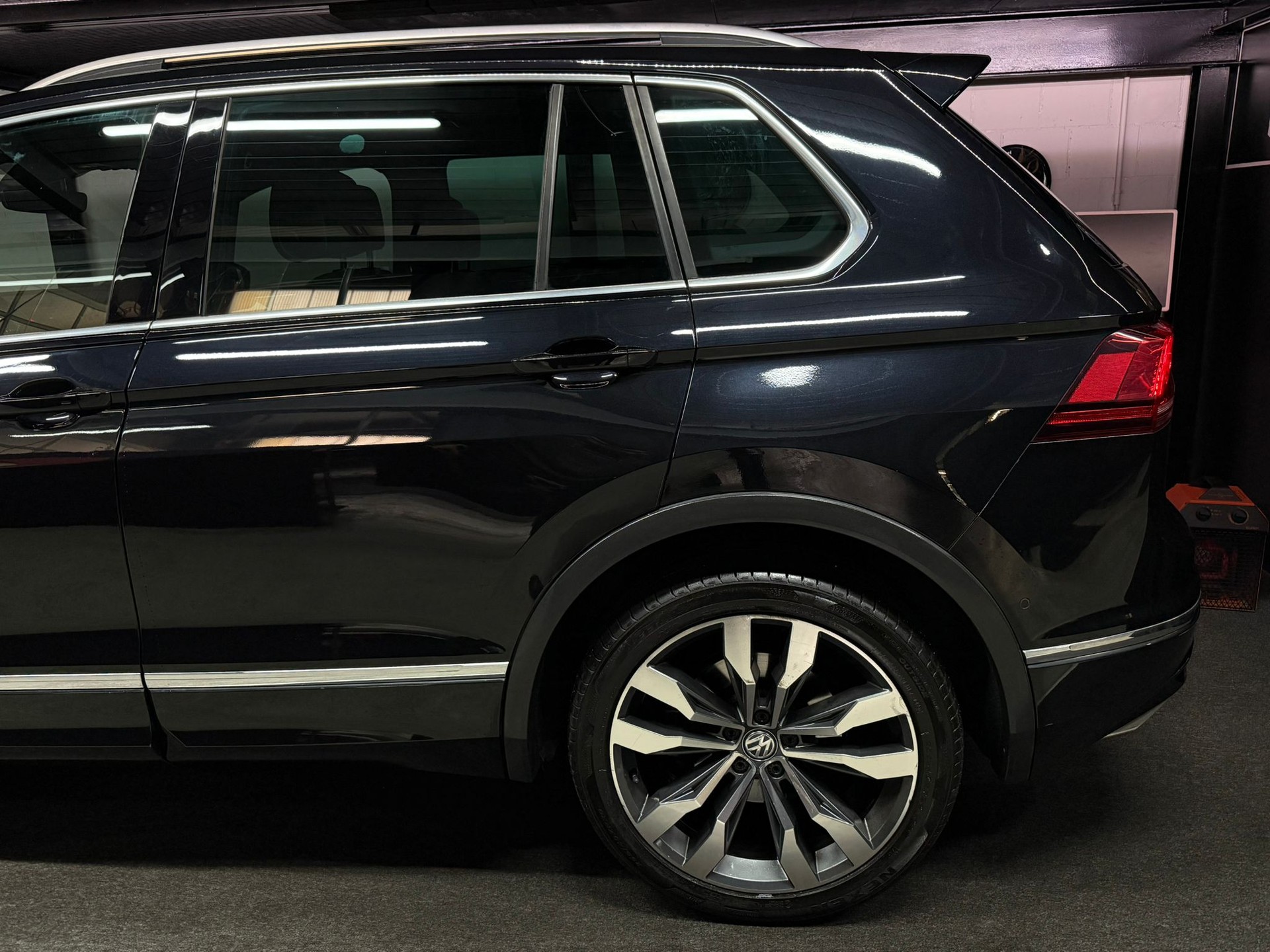 VW Tiguan 2.0 TDI R-Line Highline 4Motion DSG/ 240 PS / Anhängerkupplung-image-3