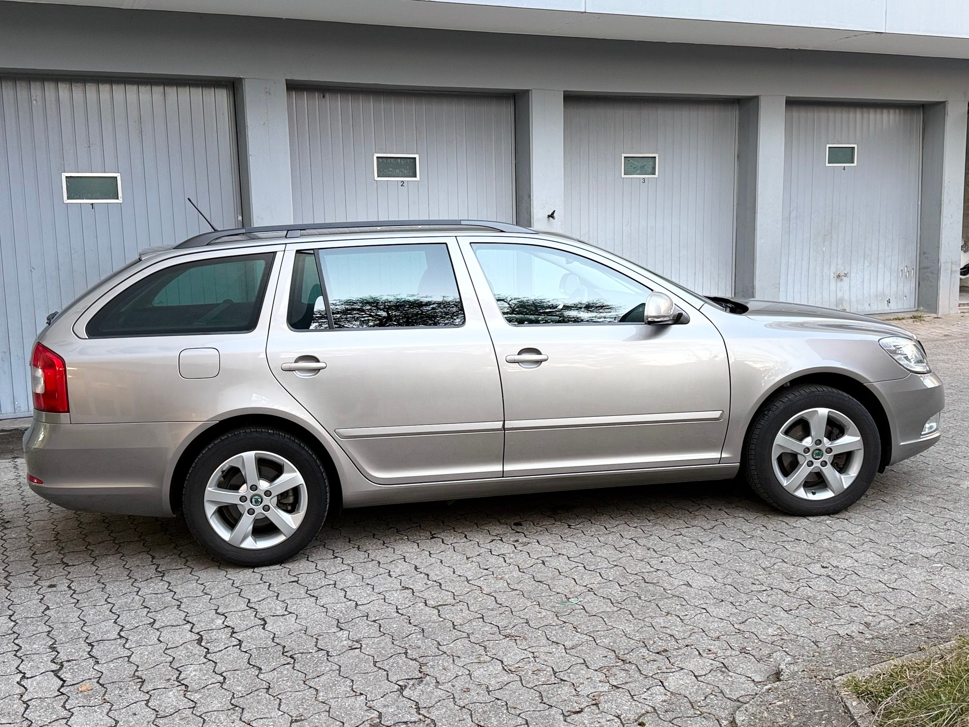 SKODA Octavia Combi 1.8 TSI Ambition-image-2