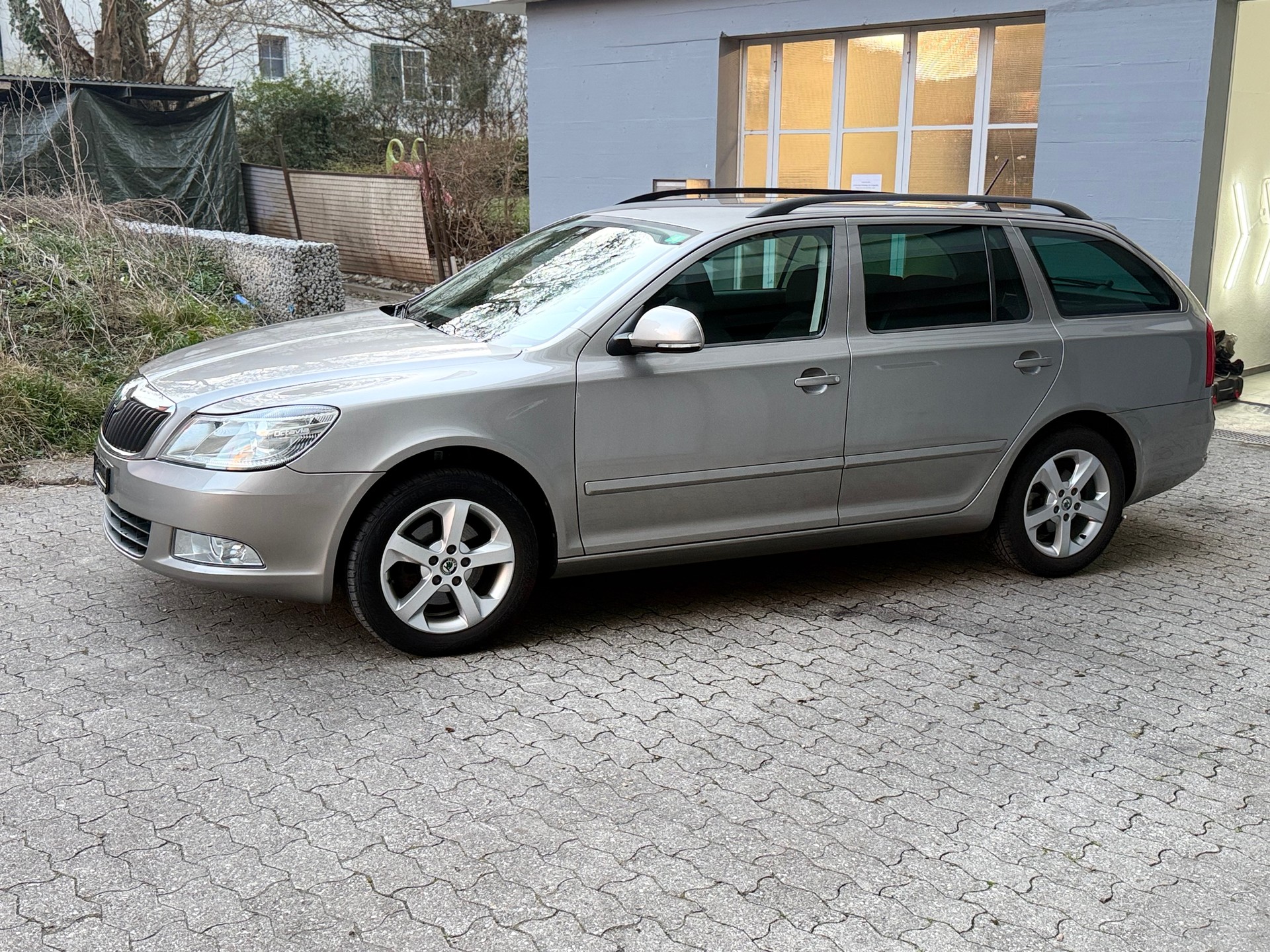 SKODA Octavia Combi 1.8 TSI Ambition-image-1