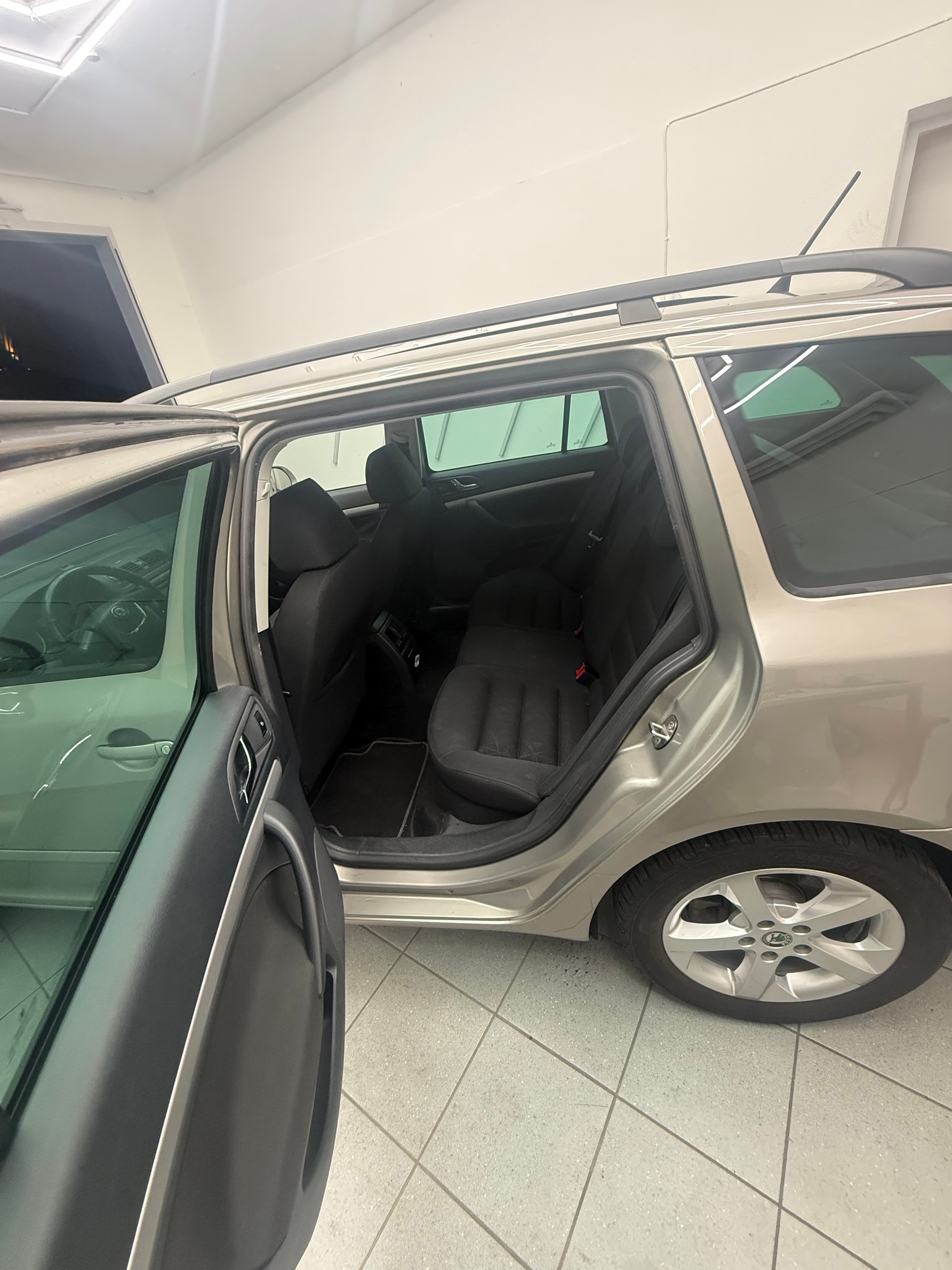 SKODA Octavia Combi 1.8 TSI Ambition-image-4
