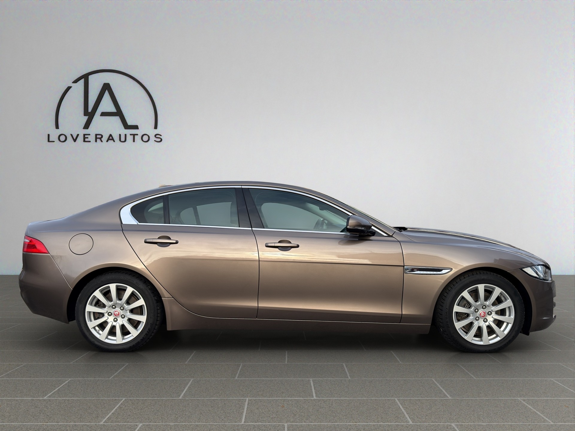 JAGUAR XE 20t 2.0 Prestige Automatic-image-1