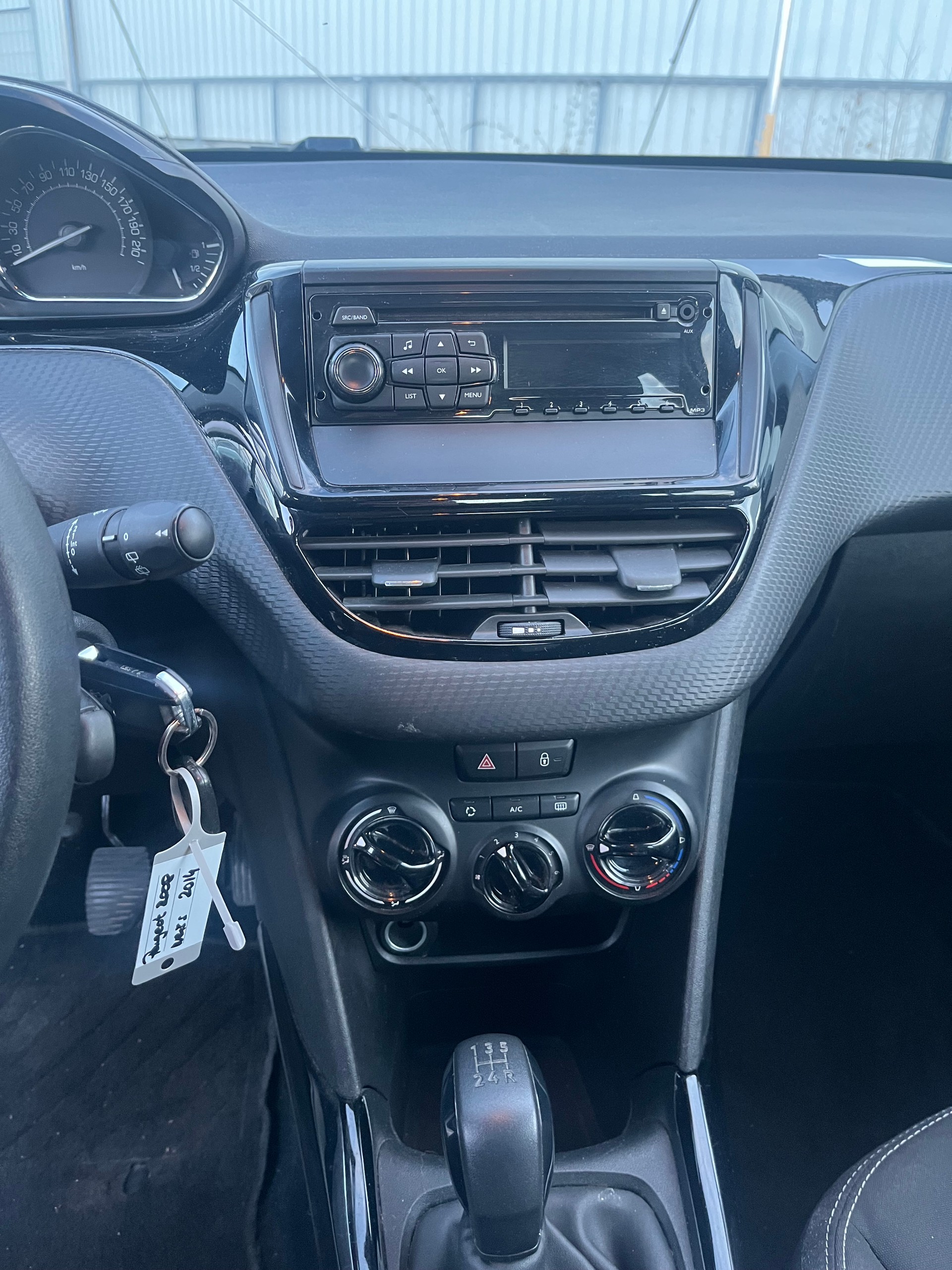 PEUGEOT 2008 1.2 VTI Style-image-9