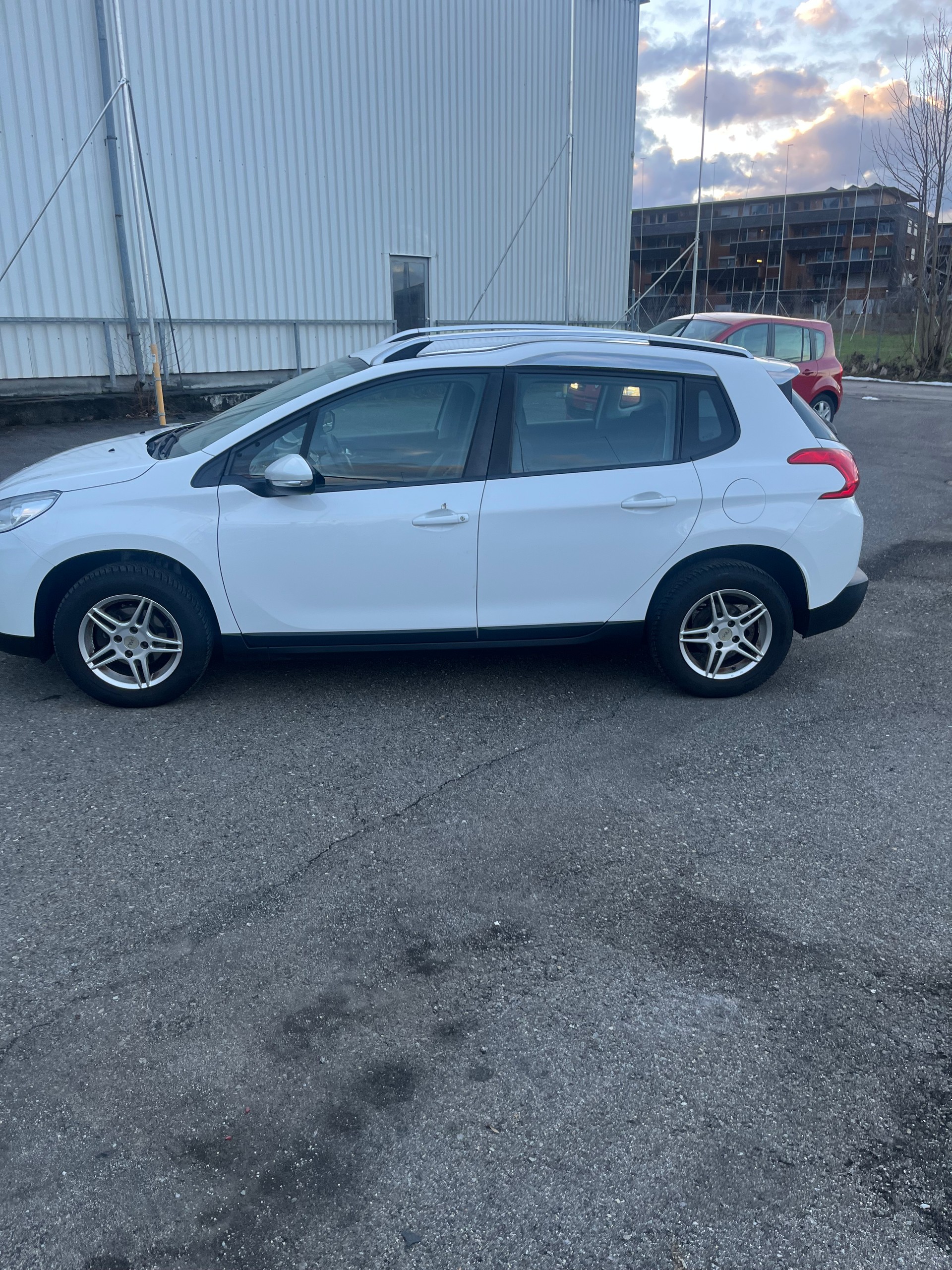PEUGEOT 2008 1.2 VTI Style-image-5