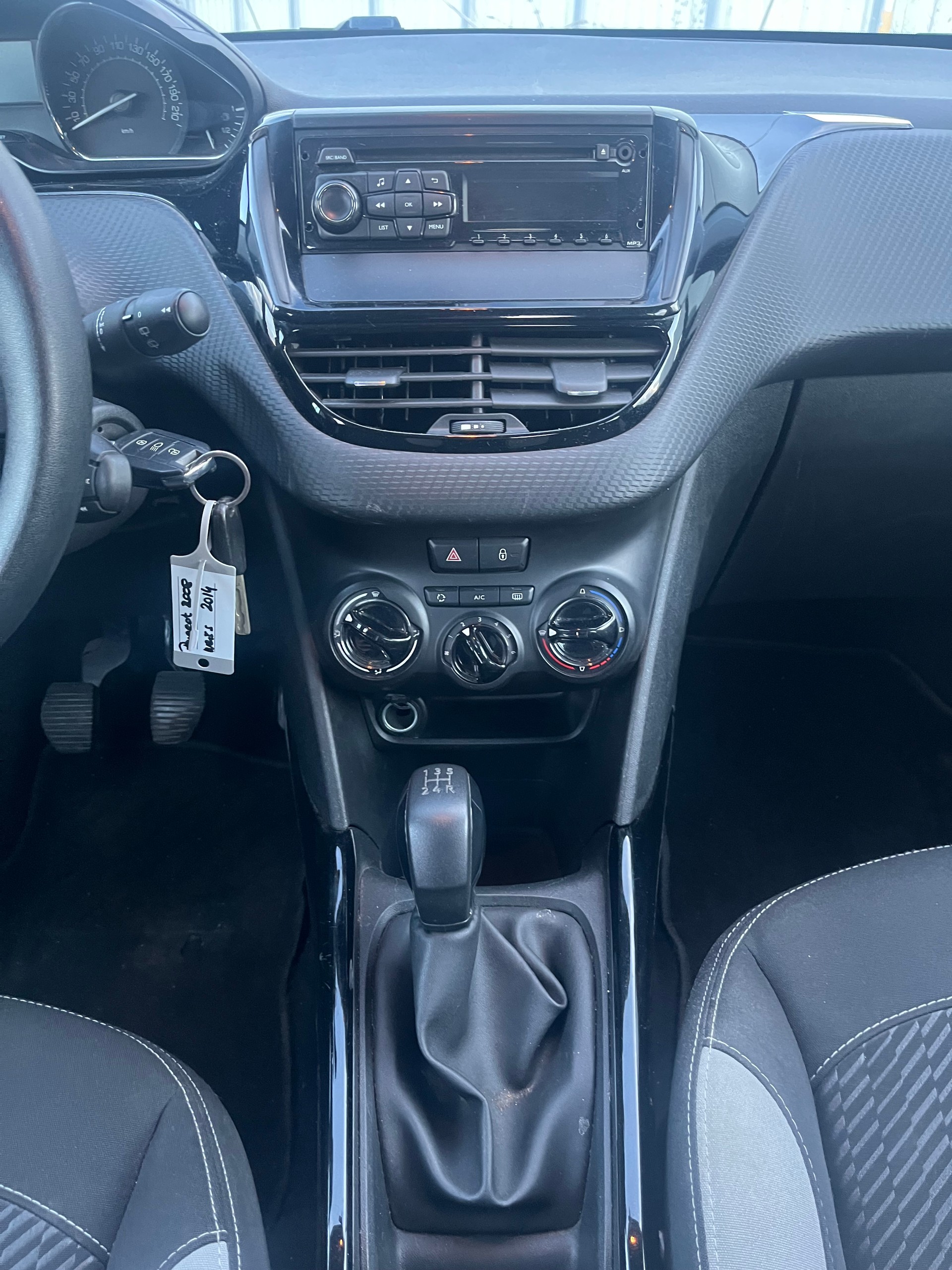 PEUGEOT 2008 1.2 VTI Style-image-7
