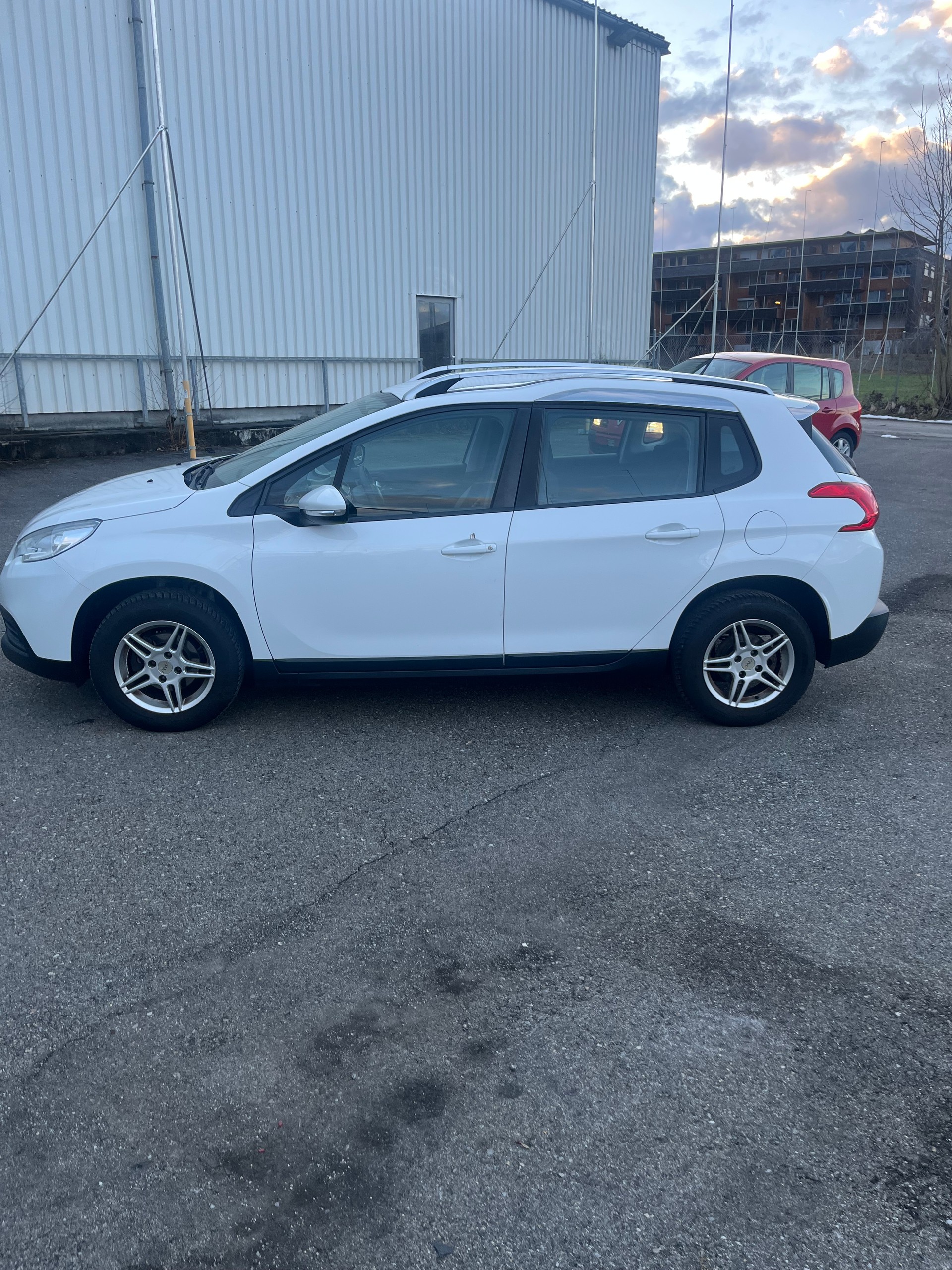 PEUGEOT 2008 1.2 VTI Style-image-2