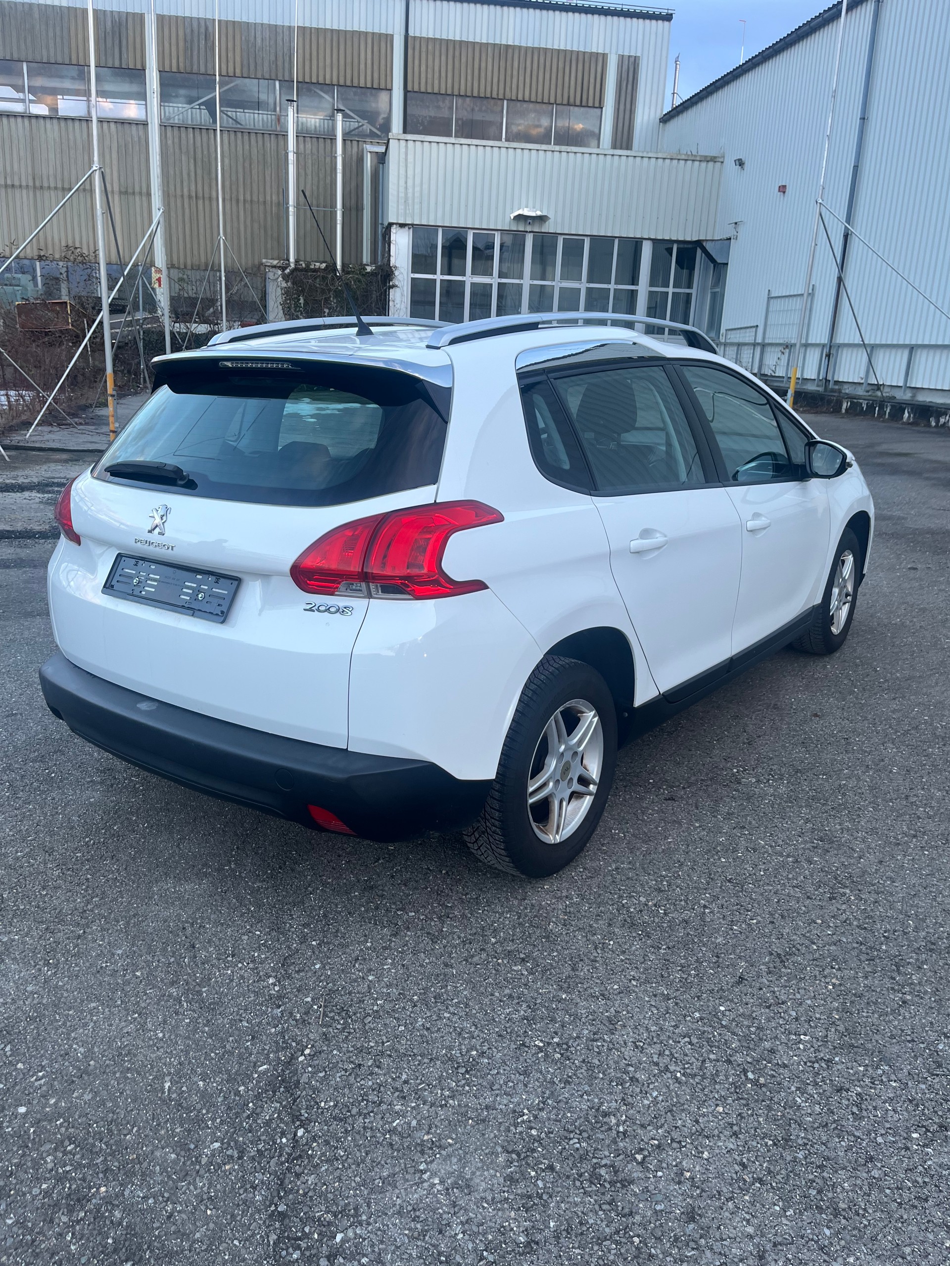 PEUGEOT 2008 1.2 VTI Style-image-3
