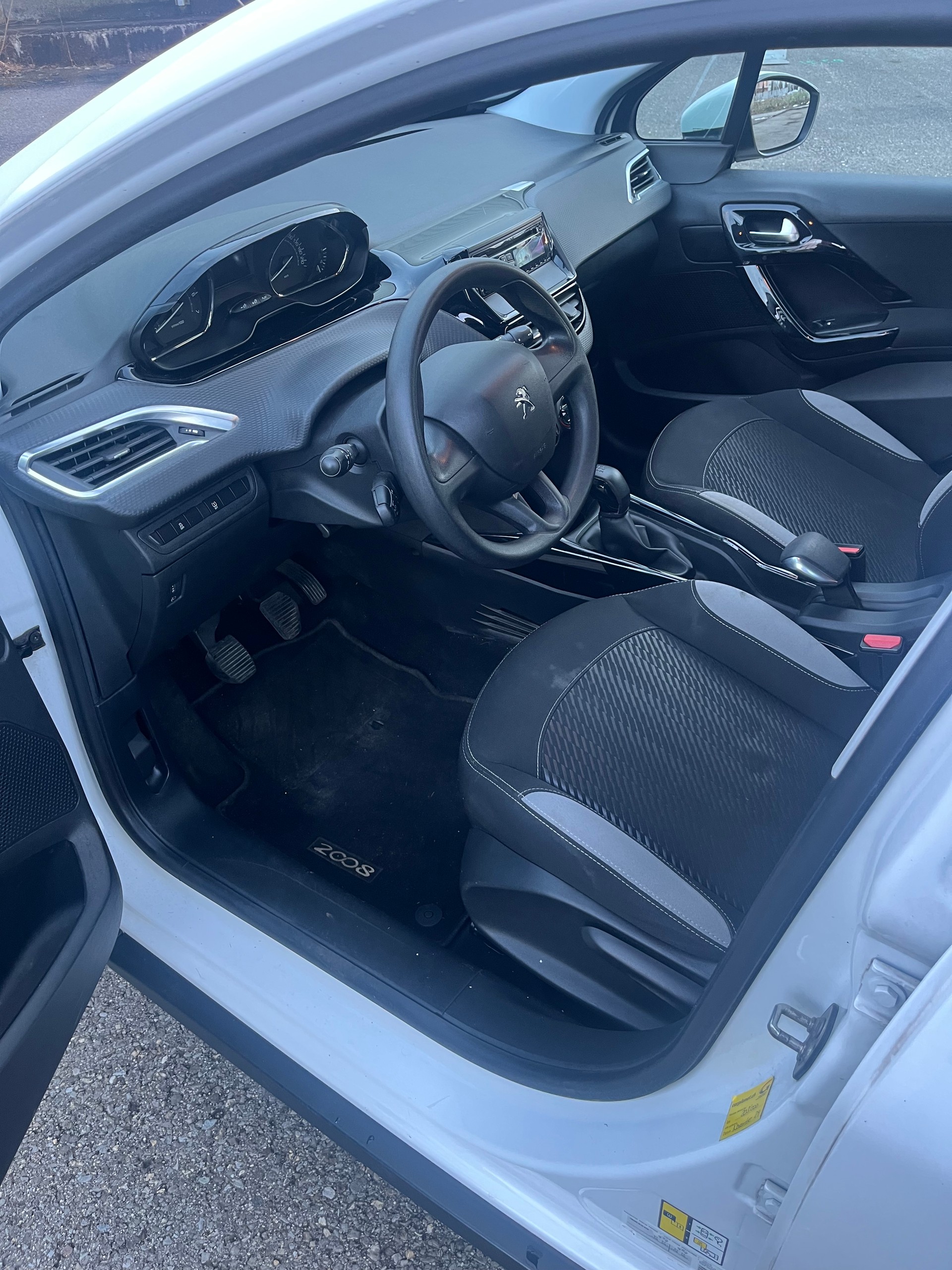 PEUGEOT 2008 1.2 VTI Style-image-11