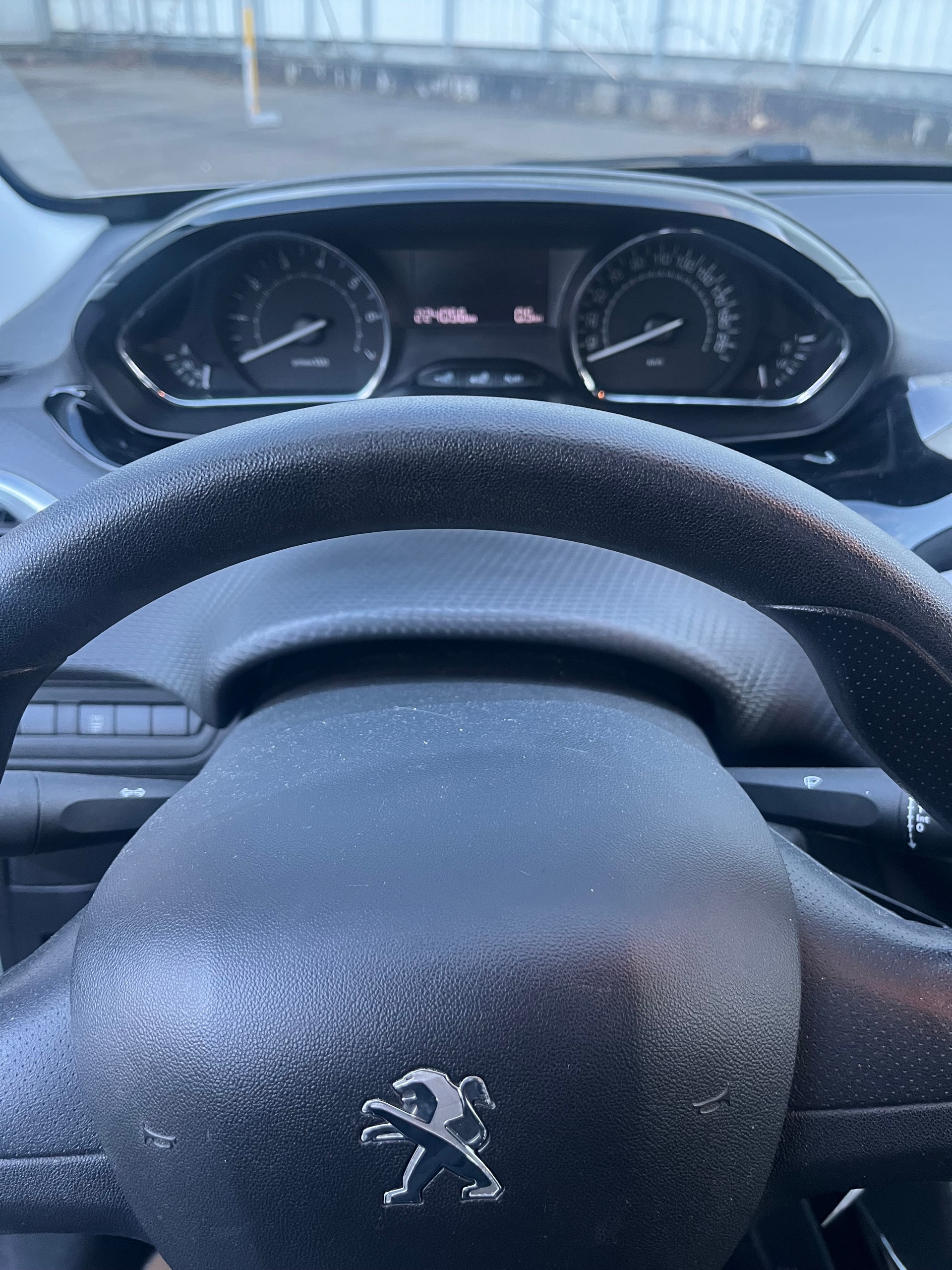 PEUGEOT 2008 1.2 VTI Style-image-8