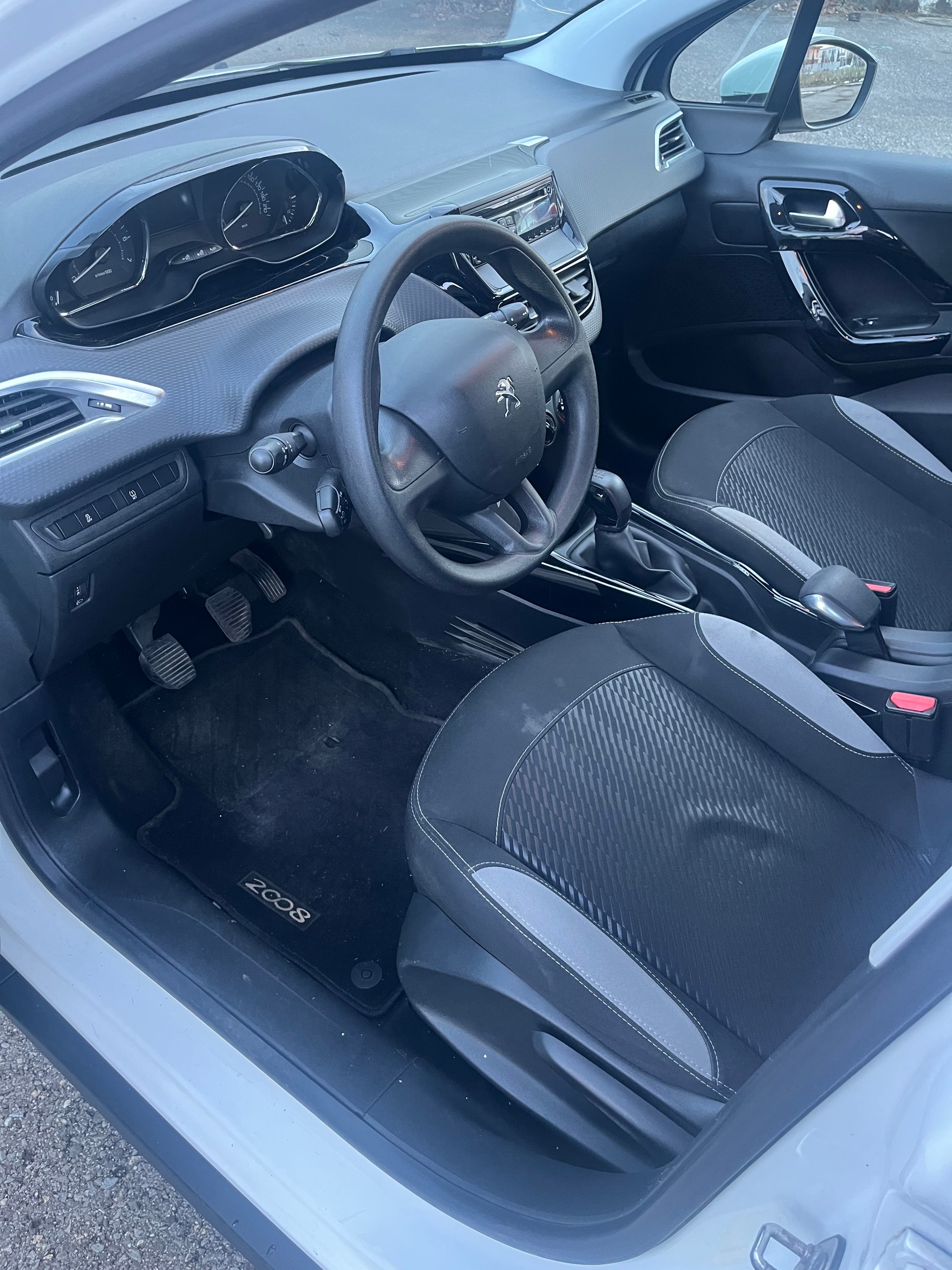 PEUGEOT 2008 1.2 VTI Style-image-10