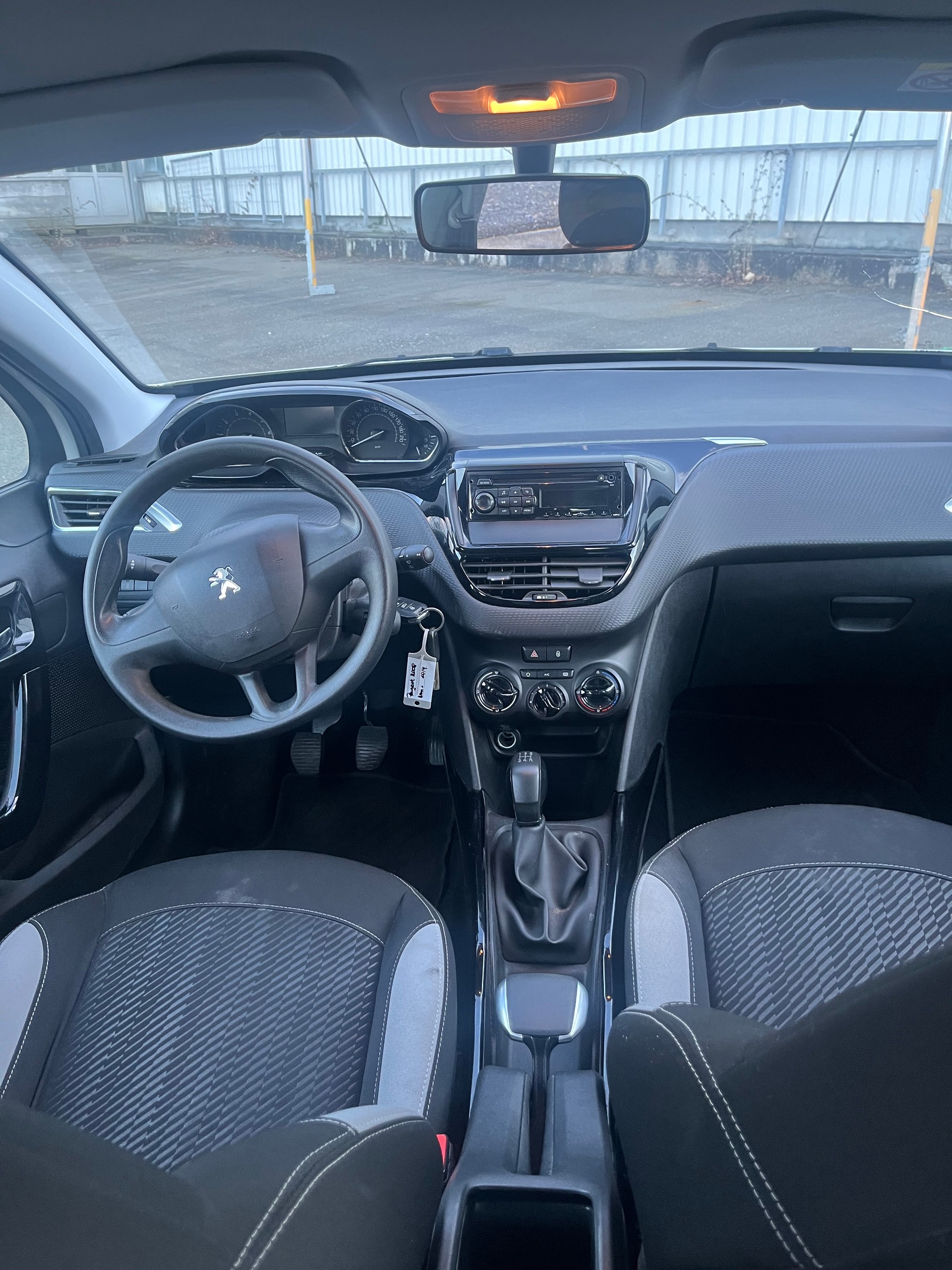 PEUGEOT 2008 1.2 VTI Style-image-6