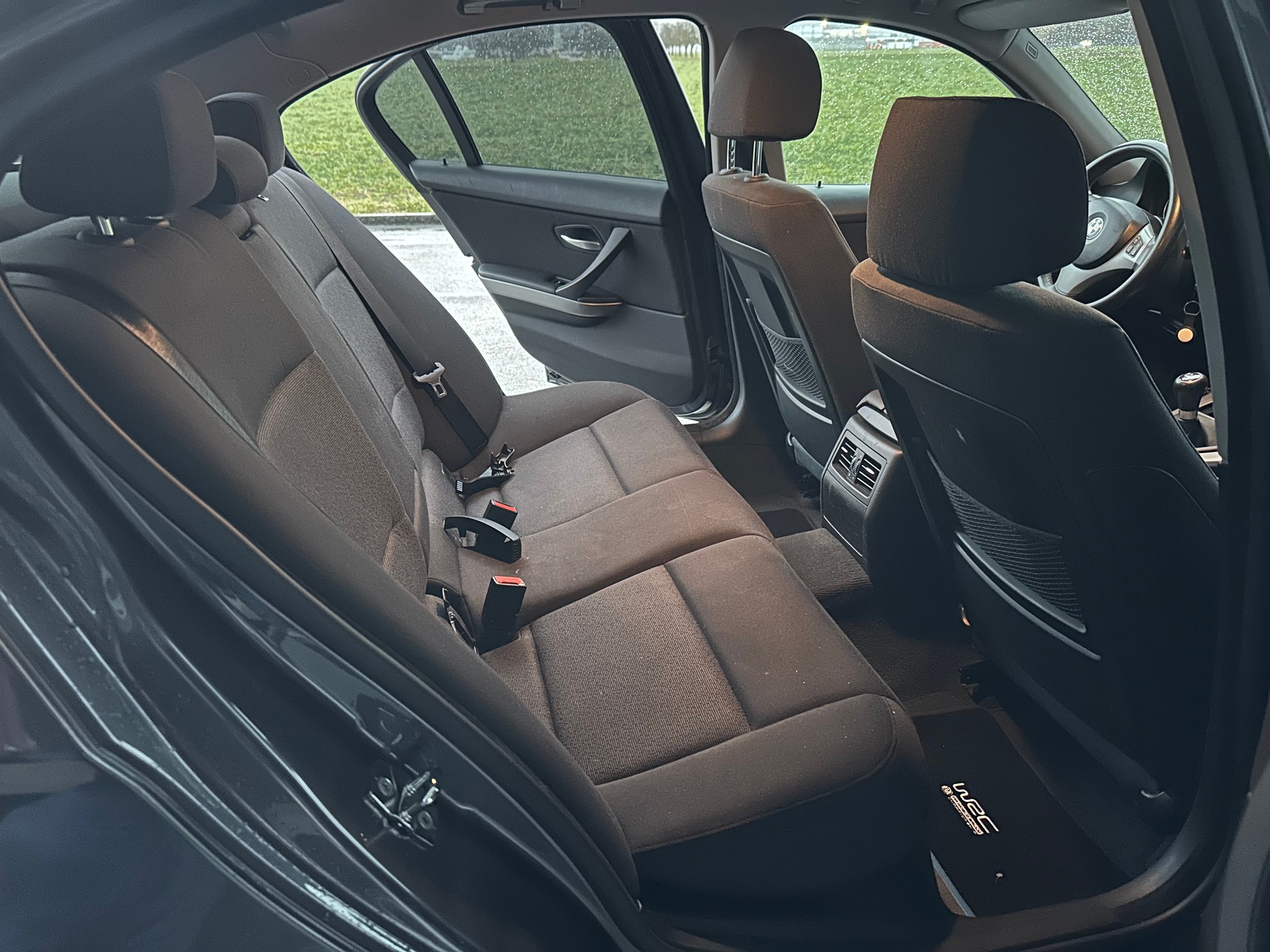 BMW 320i-image-11