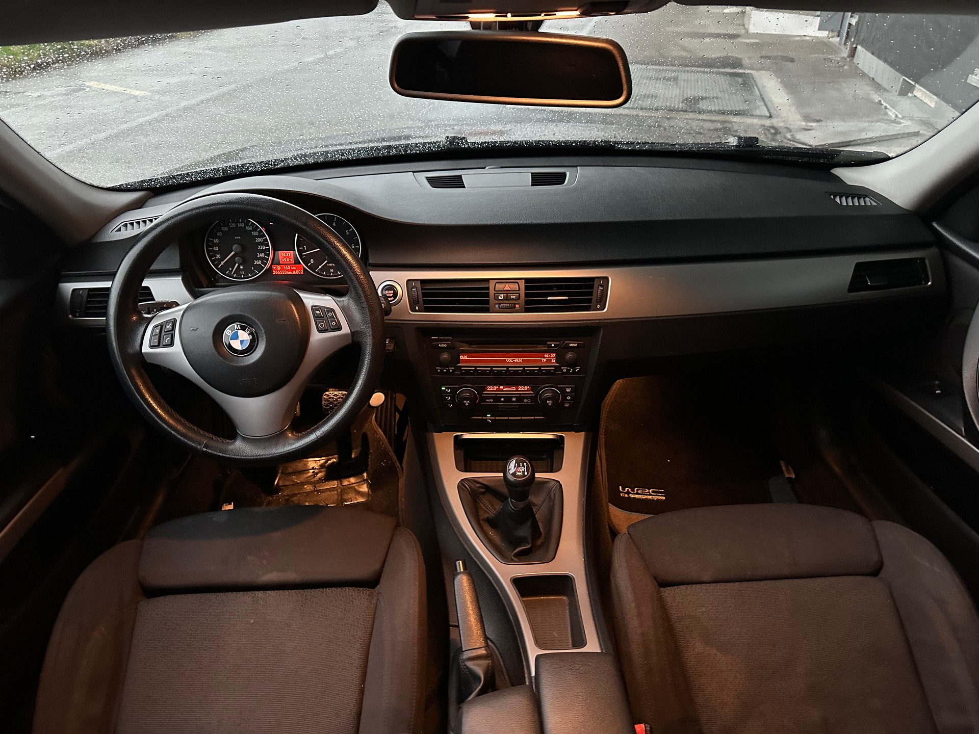 BMW 320i-image-8